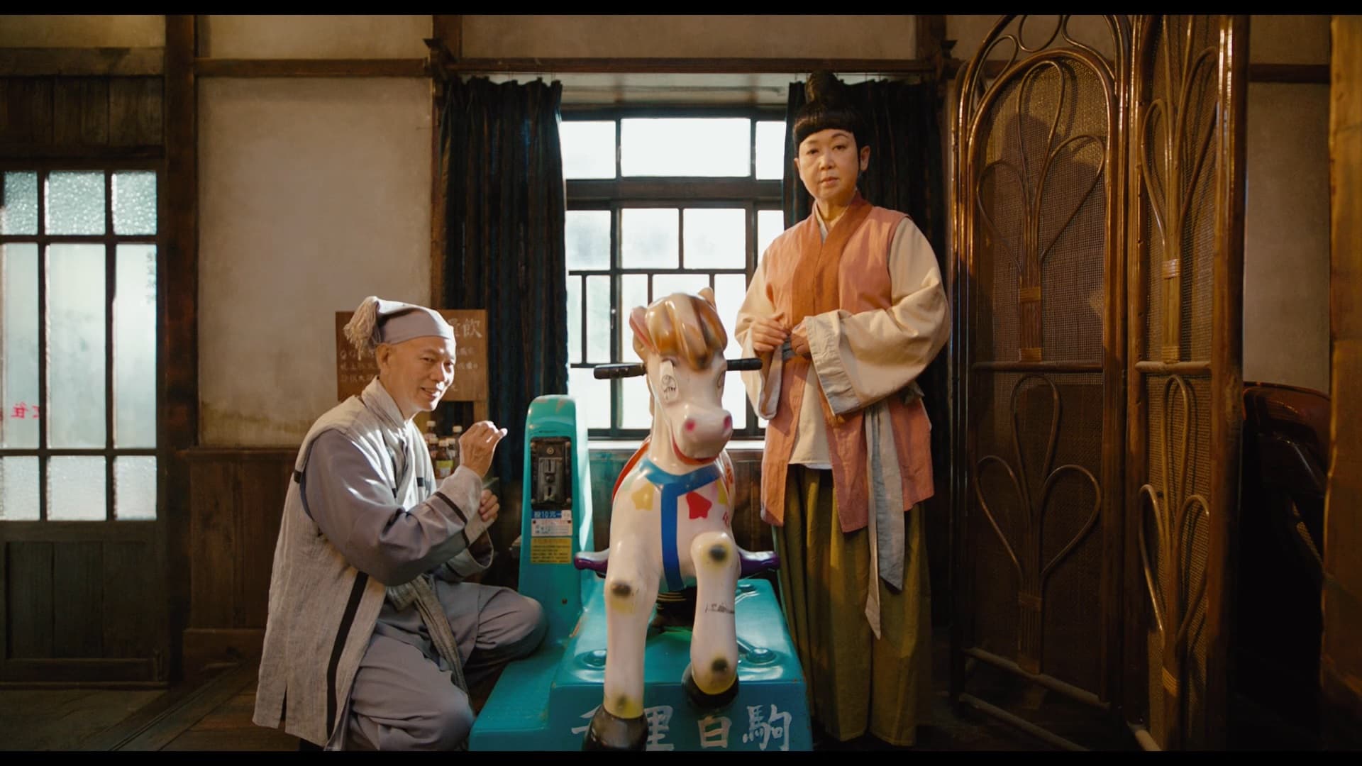 曾在多部經典港片中搞笑的羅家英（左）、朱咪咪，飾演切小金的爺爺奶奶。（華納提供）