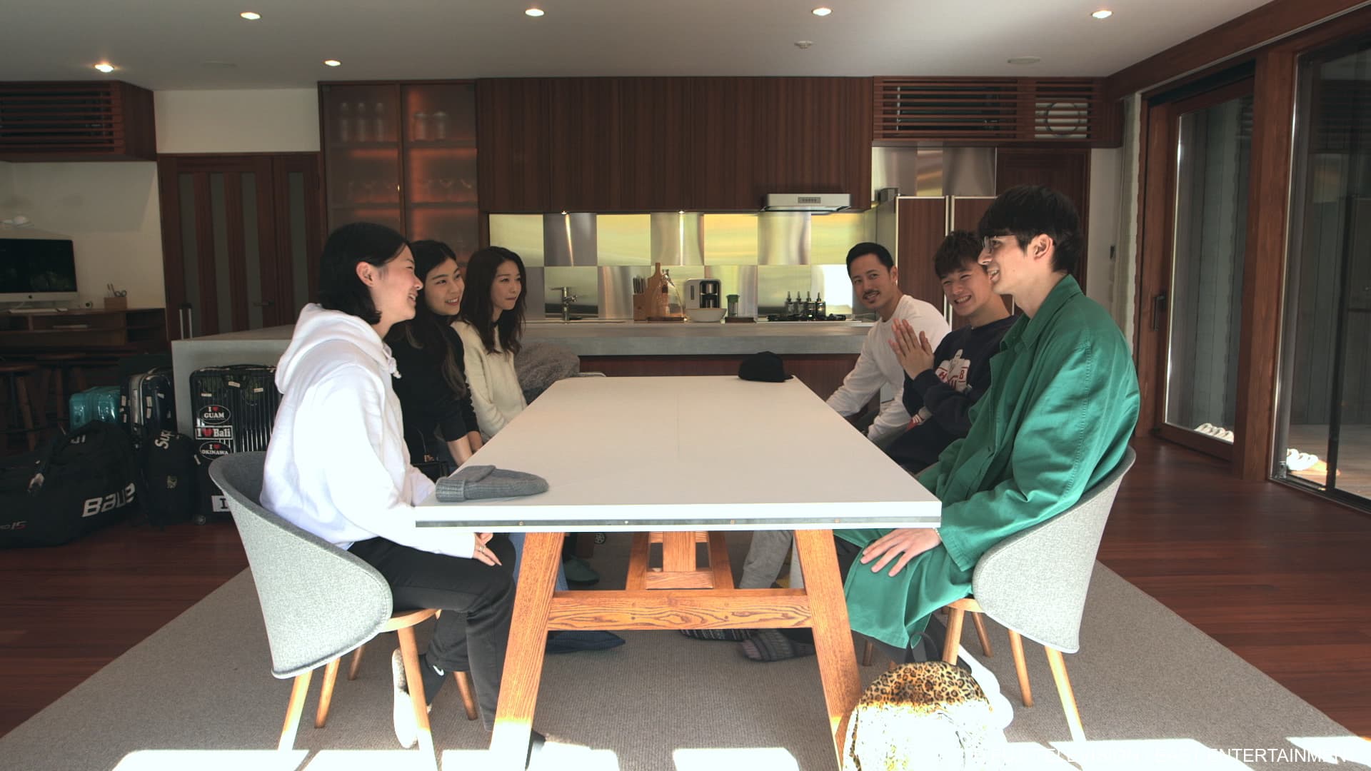 《雙層公寓：敞開愛的大門：第三部》是一部全無腳本的實境影集。（NETFLIX提供）