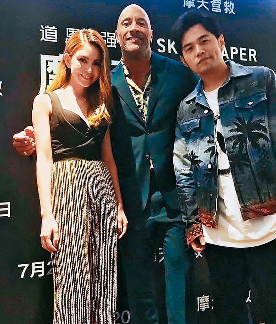 無孔不入的周杰倫（右）在老婆昆凌的IG上處處可見，兩夫妻當然也一定要跟巨石強森（中）合影留念才行。（翻攝自昆凌IG） 