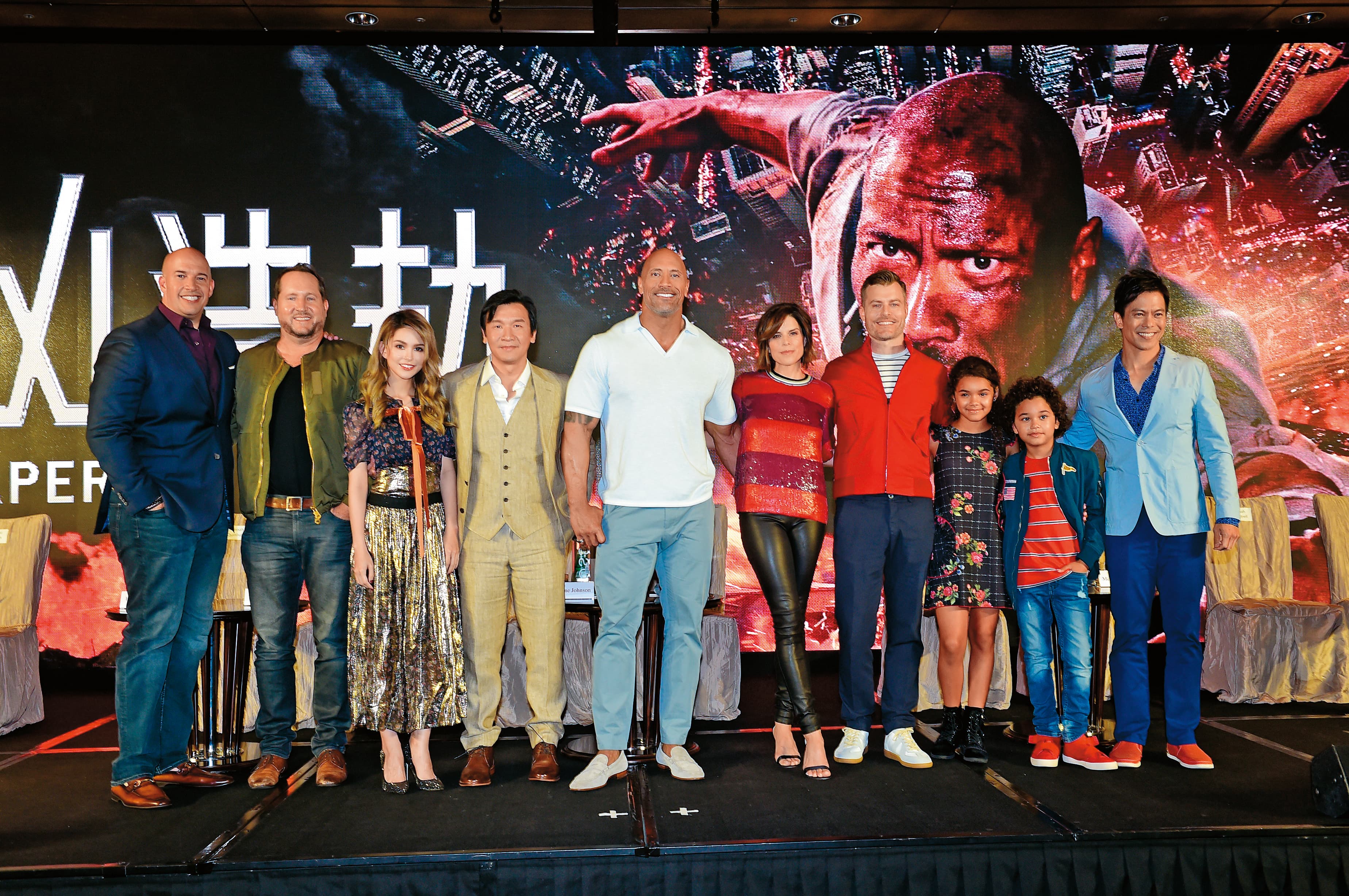 昆凌（左3起）、華裔演員黃經漢、巨石強森、妮芙坎貝爾、導演勞森托波、童星麥坎娜和諾亞一起出席香港記者會。