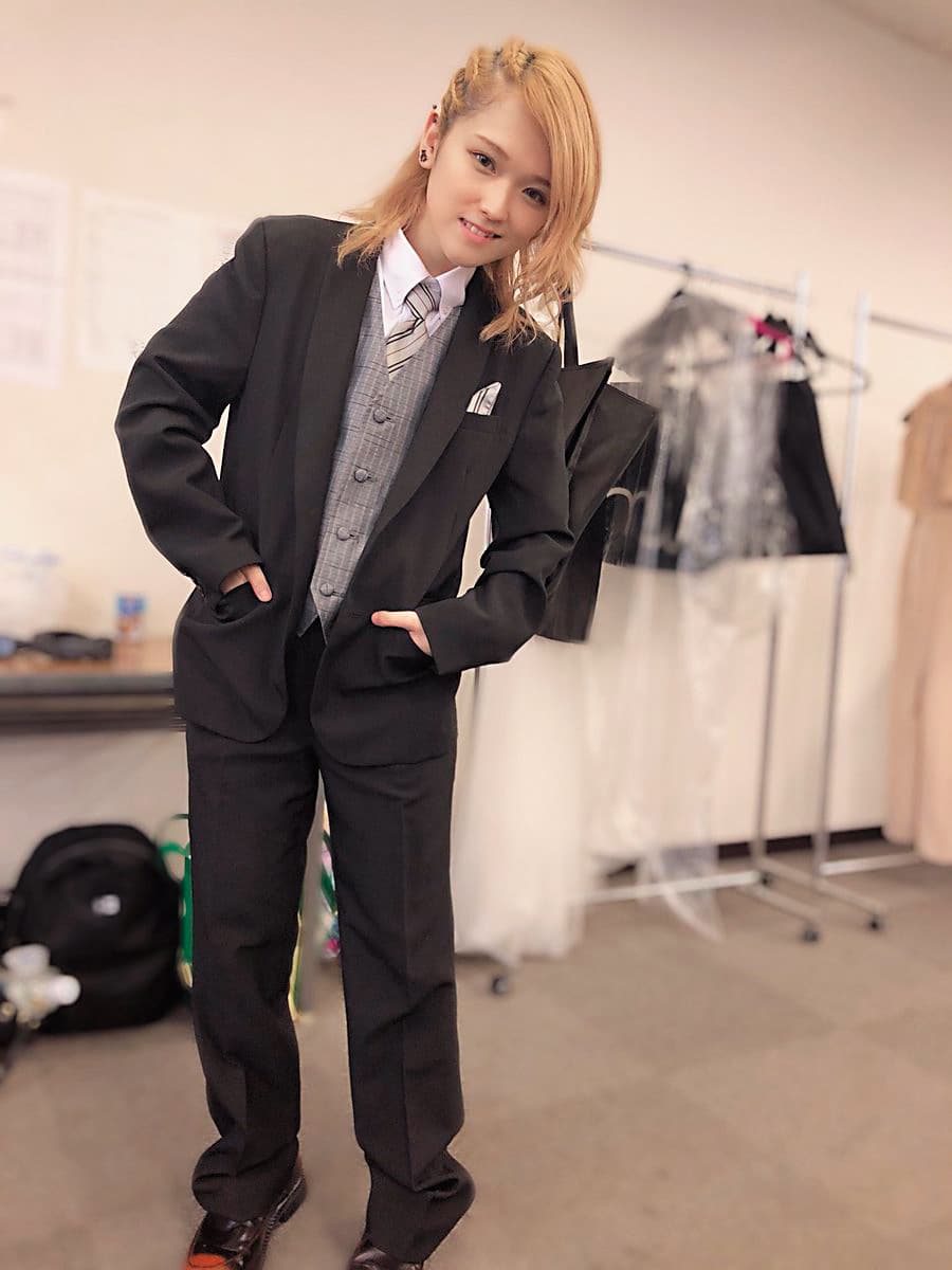 今年日本AV奧斯卡頒獎典禮，入圍「最優秀女優獎」的椎名空以西裝look出席。（翻攝自椎名空推特）