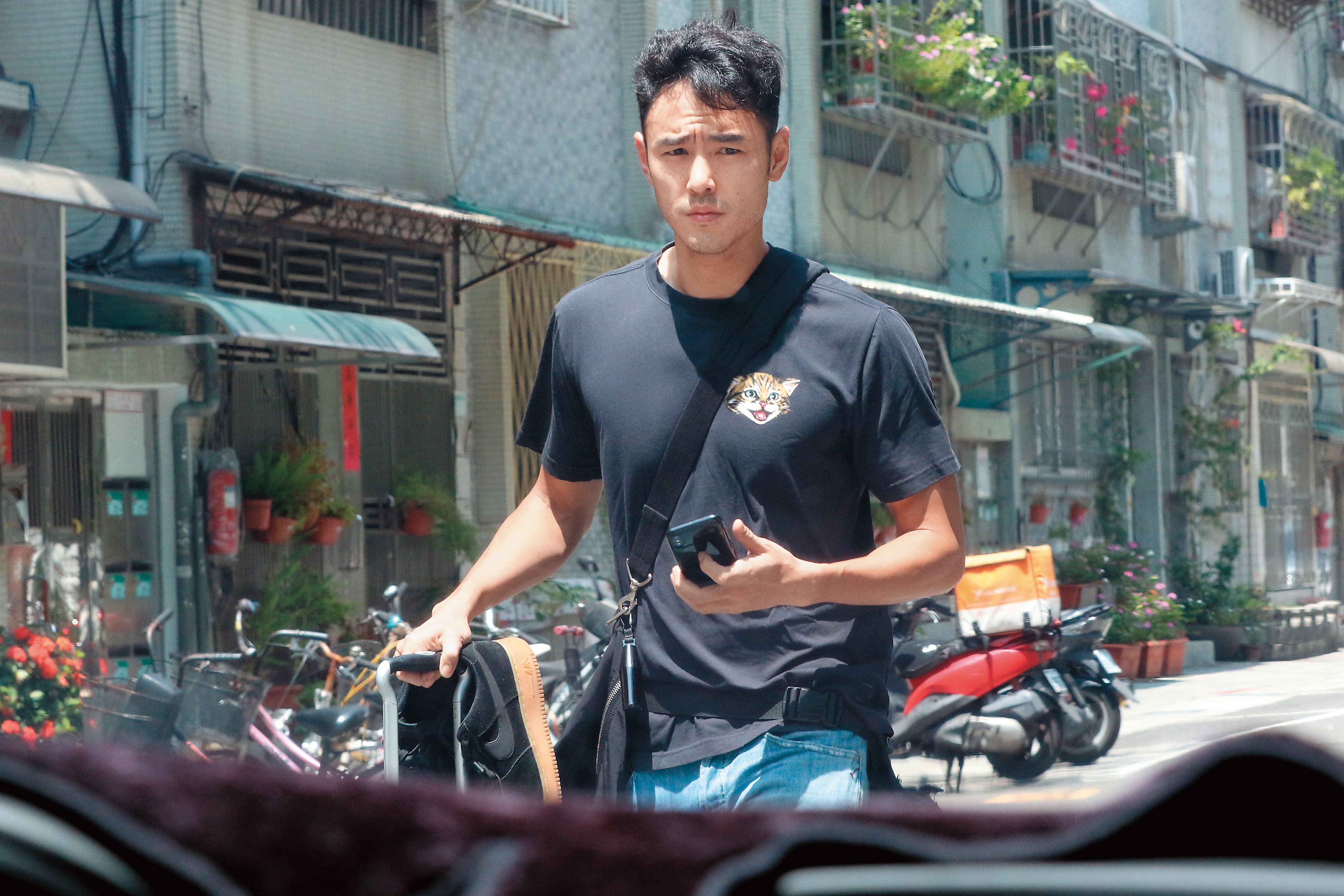 6月28日　13：20　阮經天推著行李箱出門，看到本刊記者，還笑了一下說他要準備出國了。
