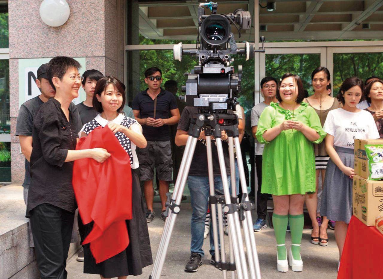 公視總經理曹文傑（前排左一）和導演陳慧翎（前排左二）去年主持《你的孩子不是你的孩子》開鏡，以一集380萬元預算端出的成績，令人驚喜。（公視提供）
