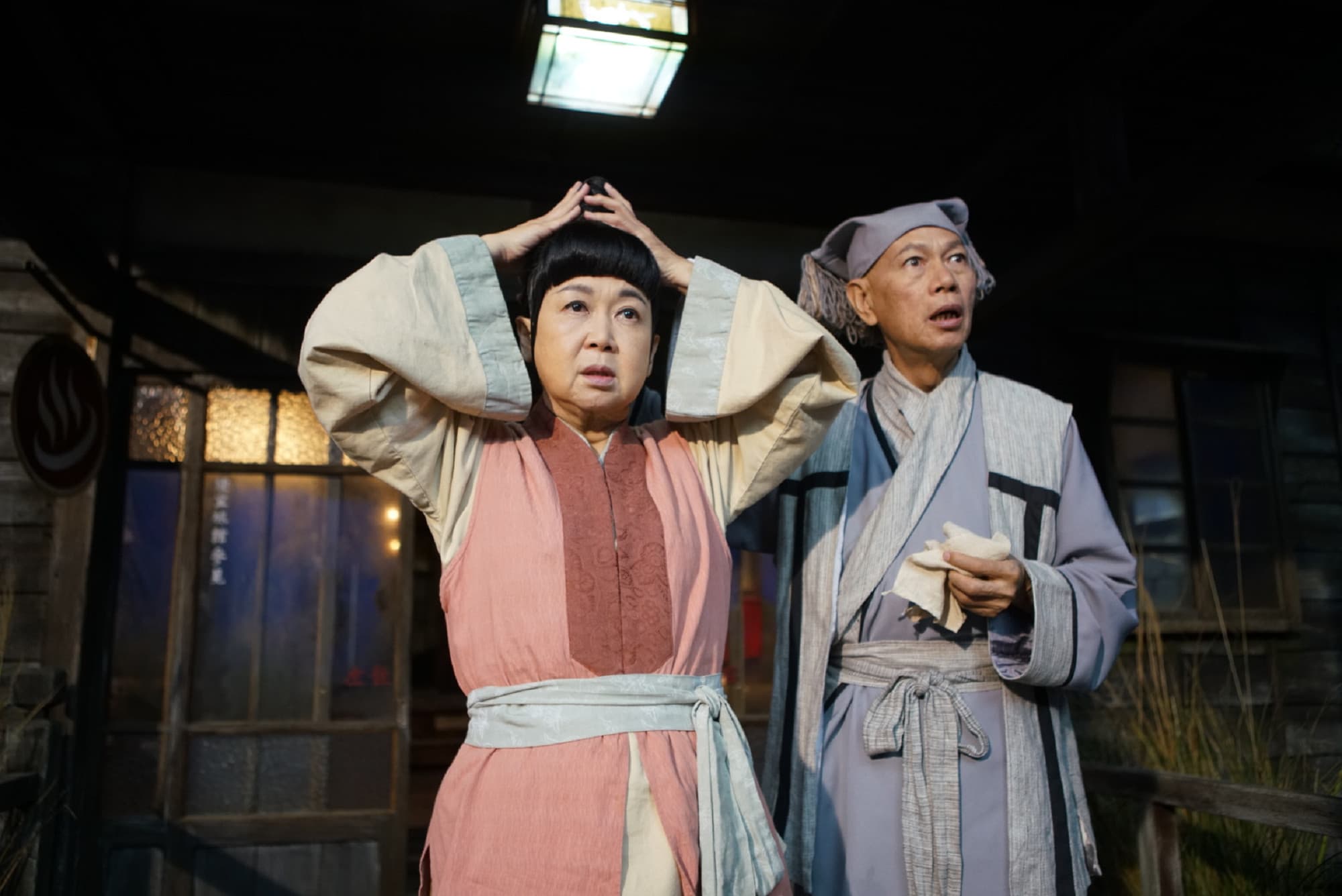 羅家英（右）和朱咪咪飾演切小金的爺爺奶奶，在經營的溫泉旅館中穿著古裝。（華納提供）