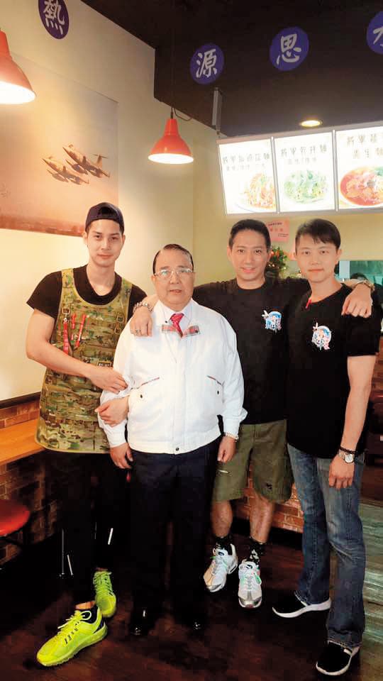 李信恩（右二）因父親李天羽（左二）退休，特別為父親開麵店，讓他有精神寄託。（翻攝自李信恩臉書）