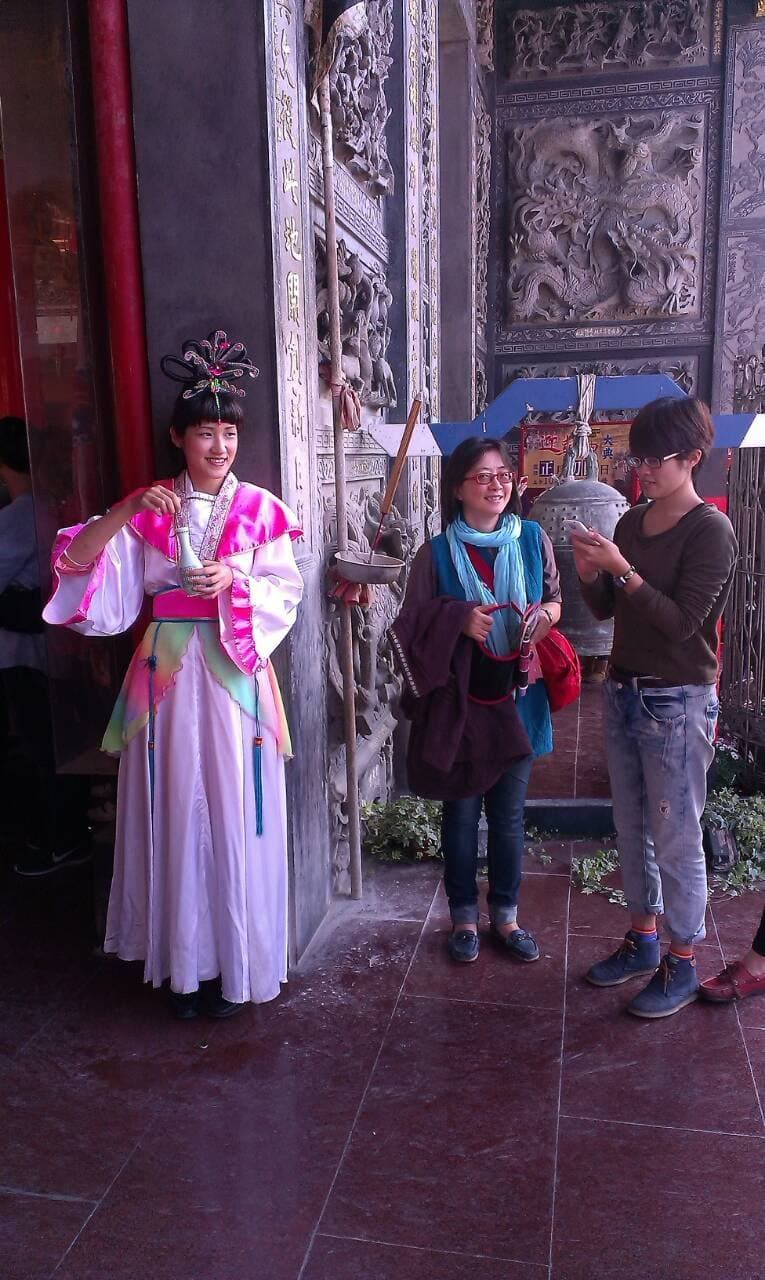 倪瑞宏（仙女裝扮）參加仙女比賽，得獎後還要到廟對香客灑水。（倪瑞宏提供）