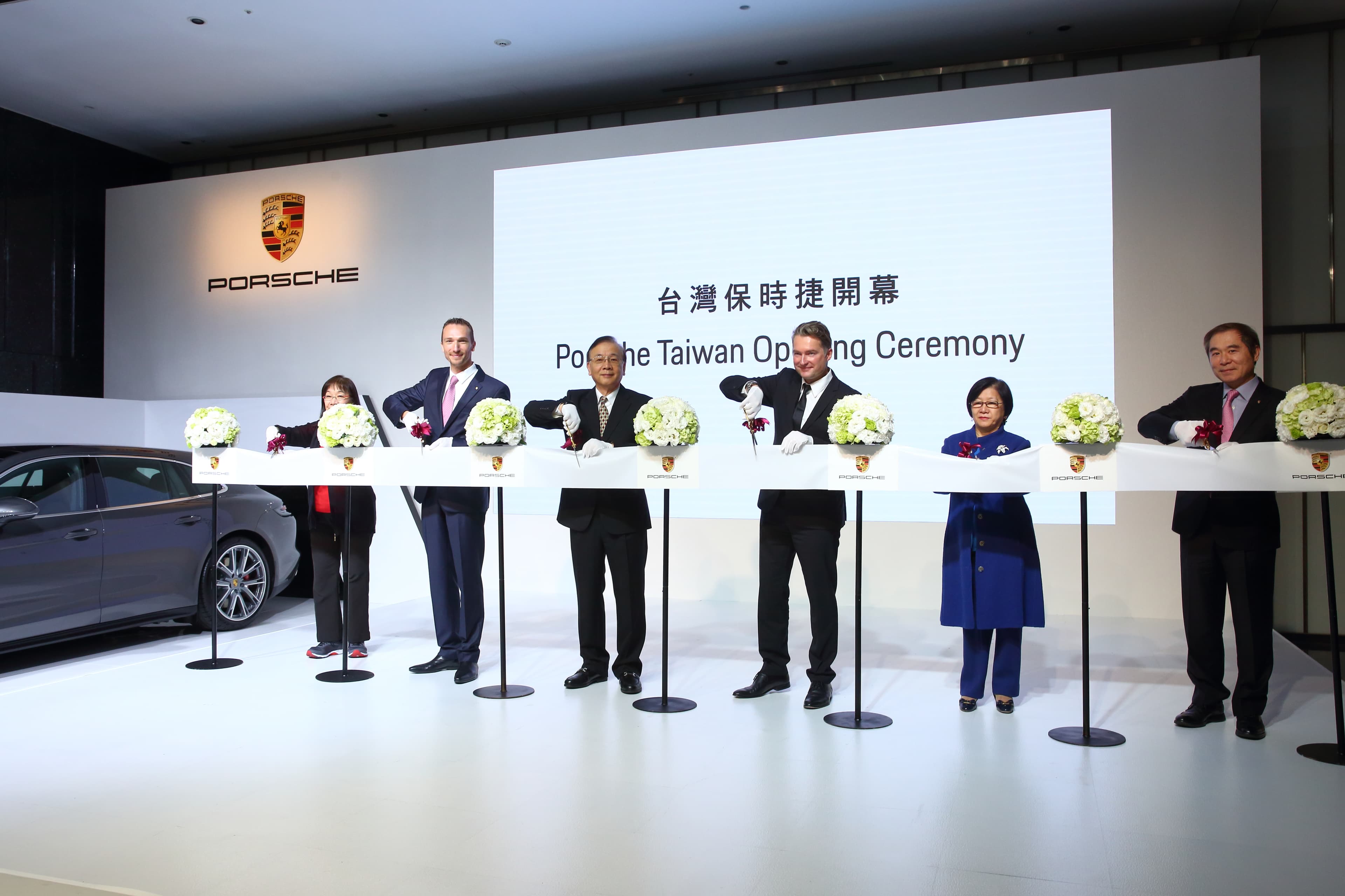 保時捷原廠今年與台灣總代理汎德永業合資成立台灣分公司，汎德永業唐家三姊弟當天一同出席開幕活動。