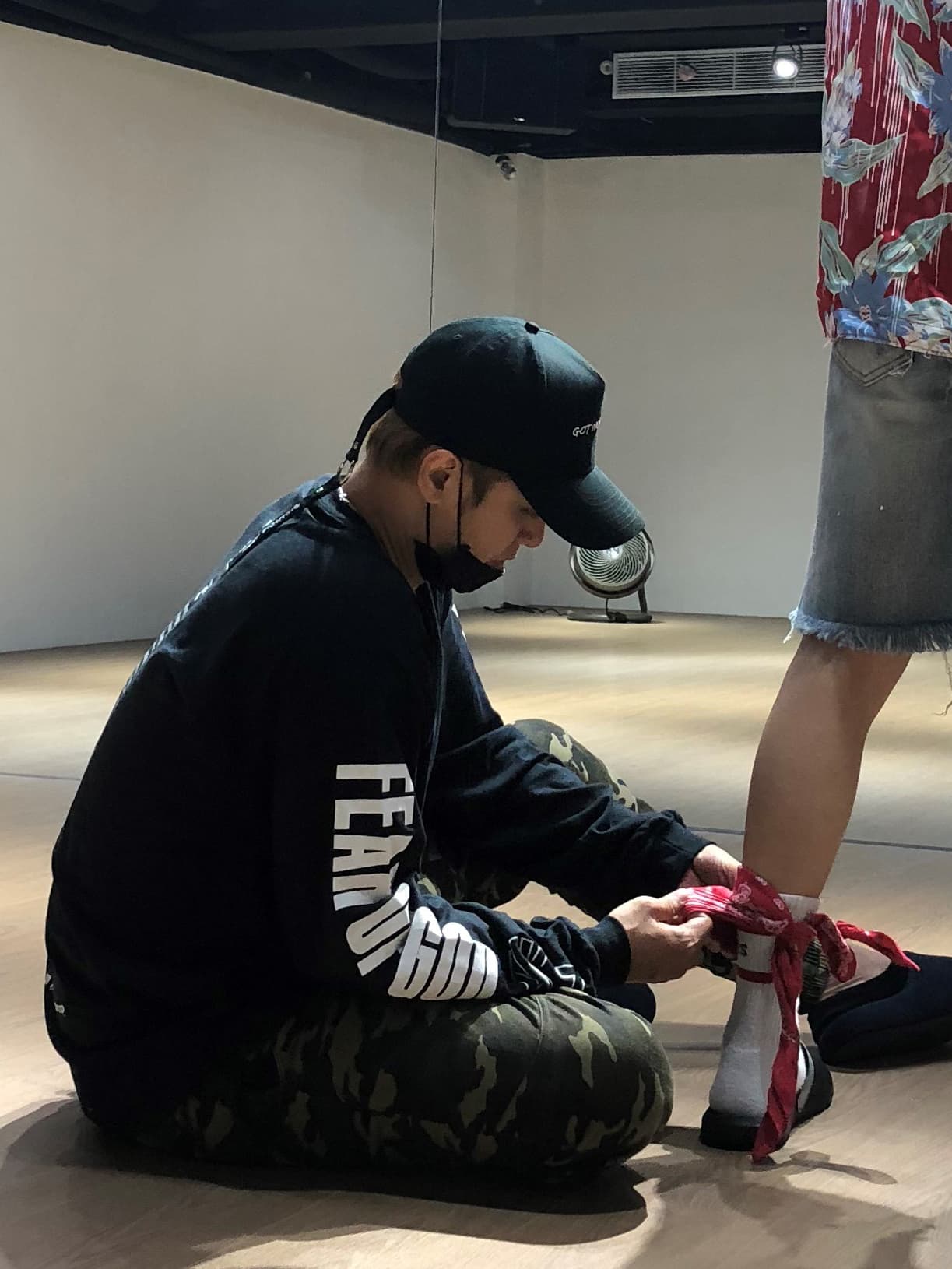 老闆羅志祥特別擔任C.T.O造型師，還親自幫團員綁鞋帶調褲管。（環球提供）
