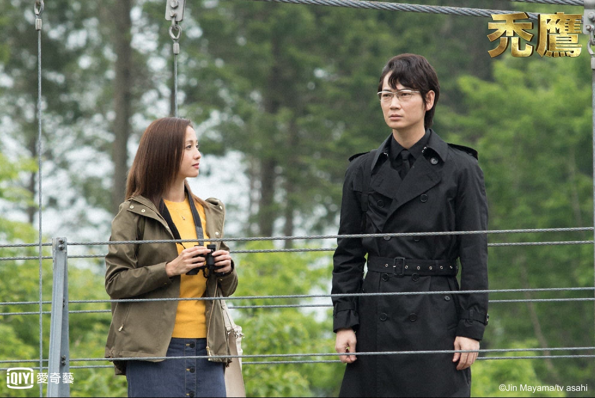 澤尻英龍華（左）與綾野剛第三度合作，澤尻英龍華爆料人帥、演戲更帥的綾野剛其實是反差萌，私下會笑容滿面大喊：「我找到幸運的四葉草了！」（愛奇藝台灣站提供）