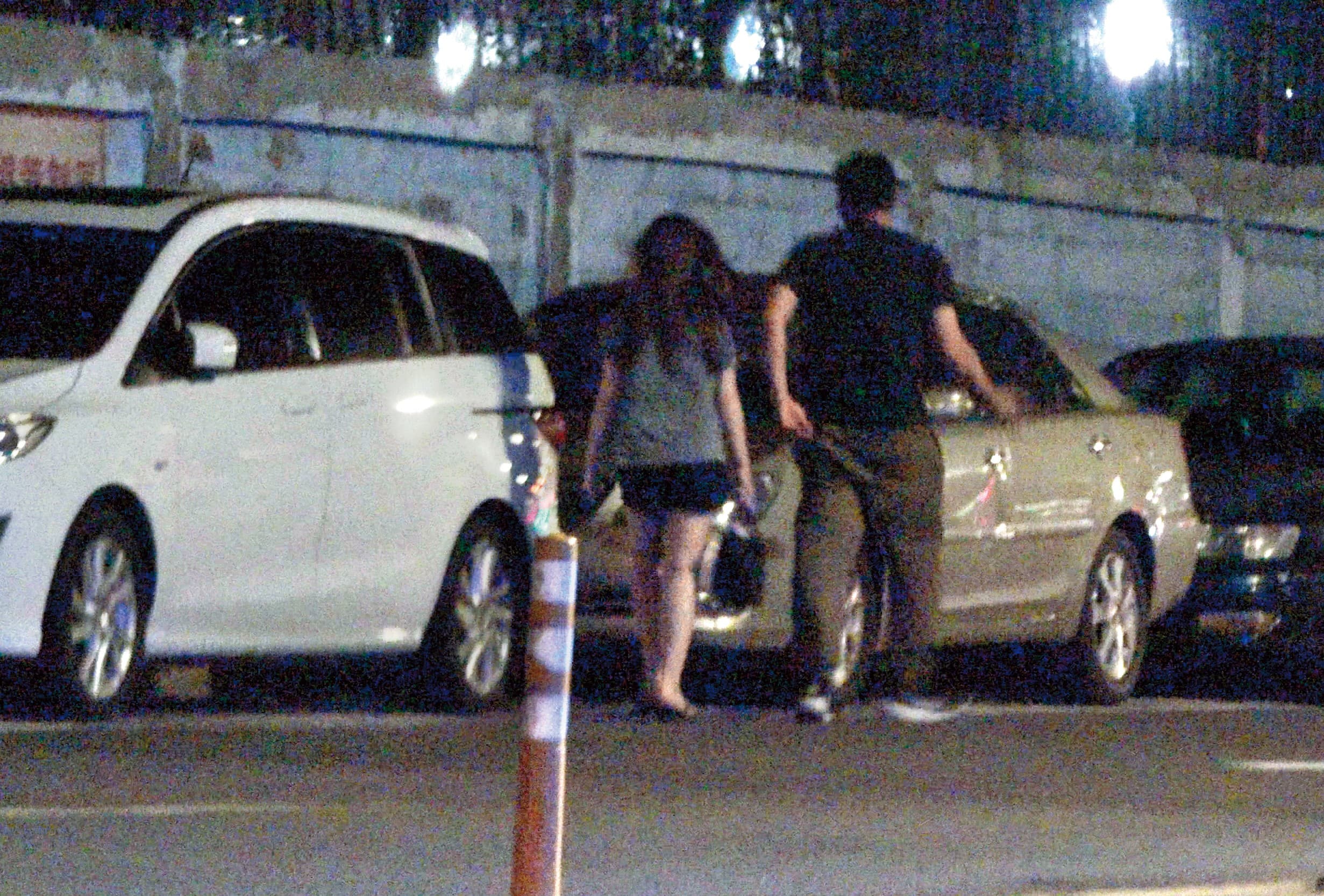7月18日 01：30，在男方住所待了近5小時，2人出門，李伯恩開車送雞排妹回家。