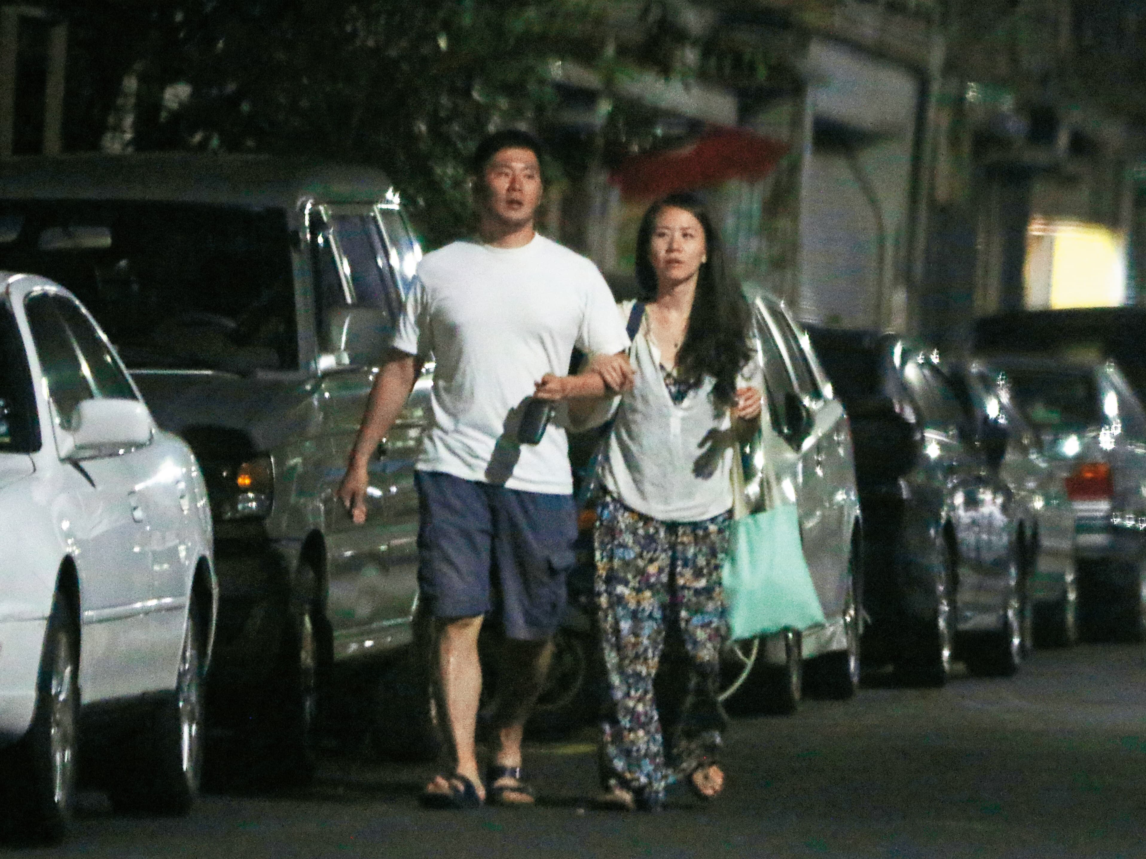 本刊直擊李伯恩與一名女子手勾手從家 門走出，狀似親密，似乎除了雞排妹之 外，他還有其他對象。