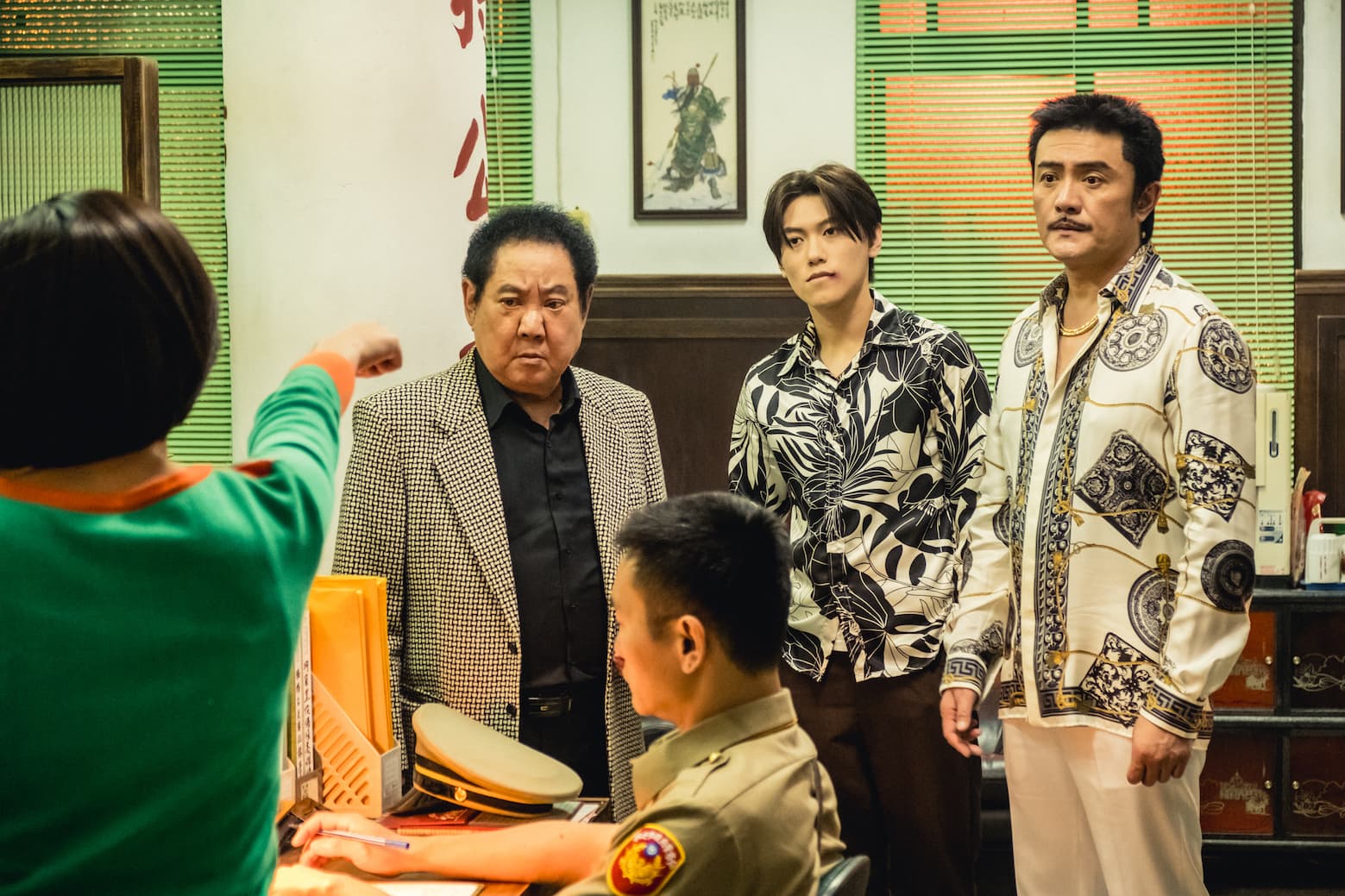 李㼈年輕時也曾有誤入歧途的經歷，因此演出黑道大哥維妙維肖，馬如龍（左）則飾演邱宇辰（中）之父。（多曼尼提供）