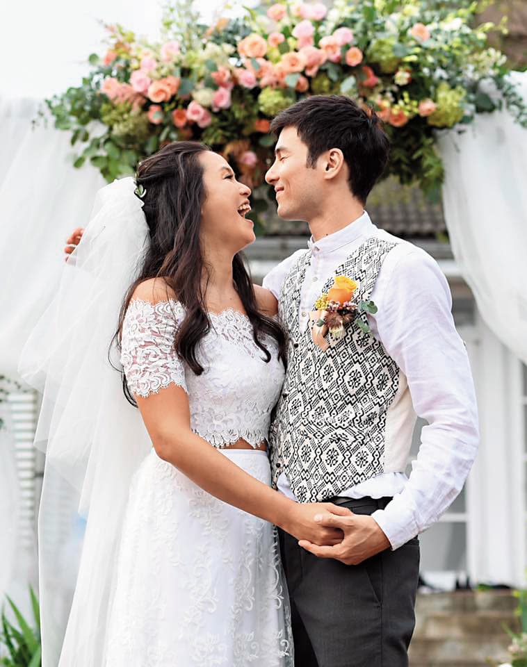 鳳小岳與衝浪好手洪喆君先當父母、後結婚，他幾乎有一半時間待在台灣陪妻小，他覺得教育小孩沒什麼規則，沒什麼一定對錯，很多事情要隨機應變。（翻攝自鳳小岳臉書）