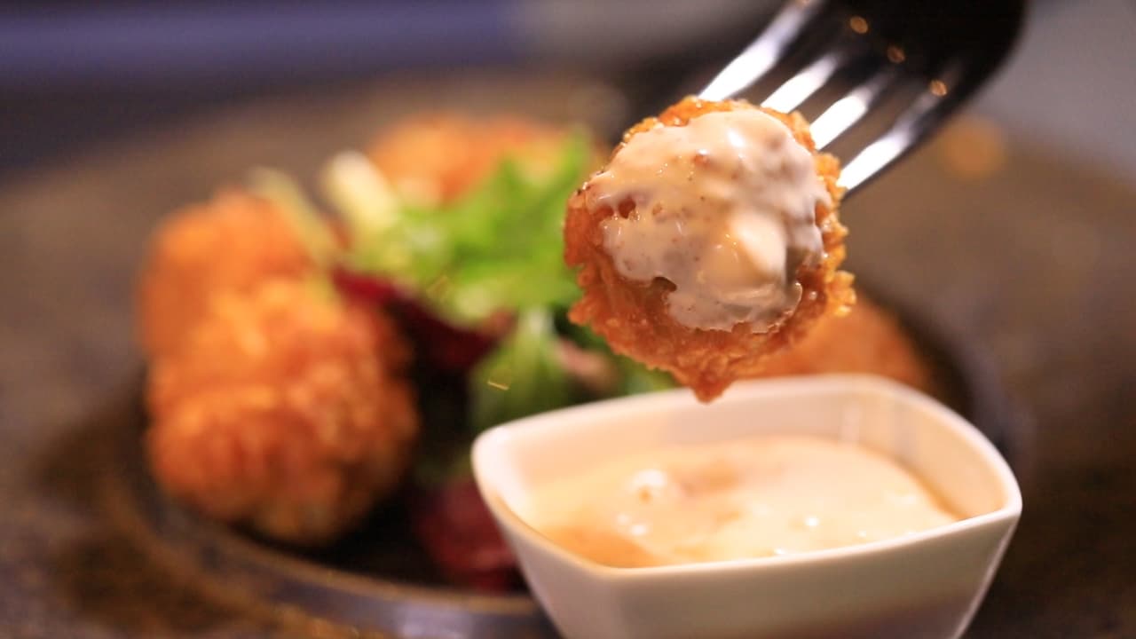 蜜香酸瓜威士忌醬讓雞肉球的味覺層次更豐富。