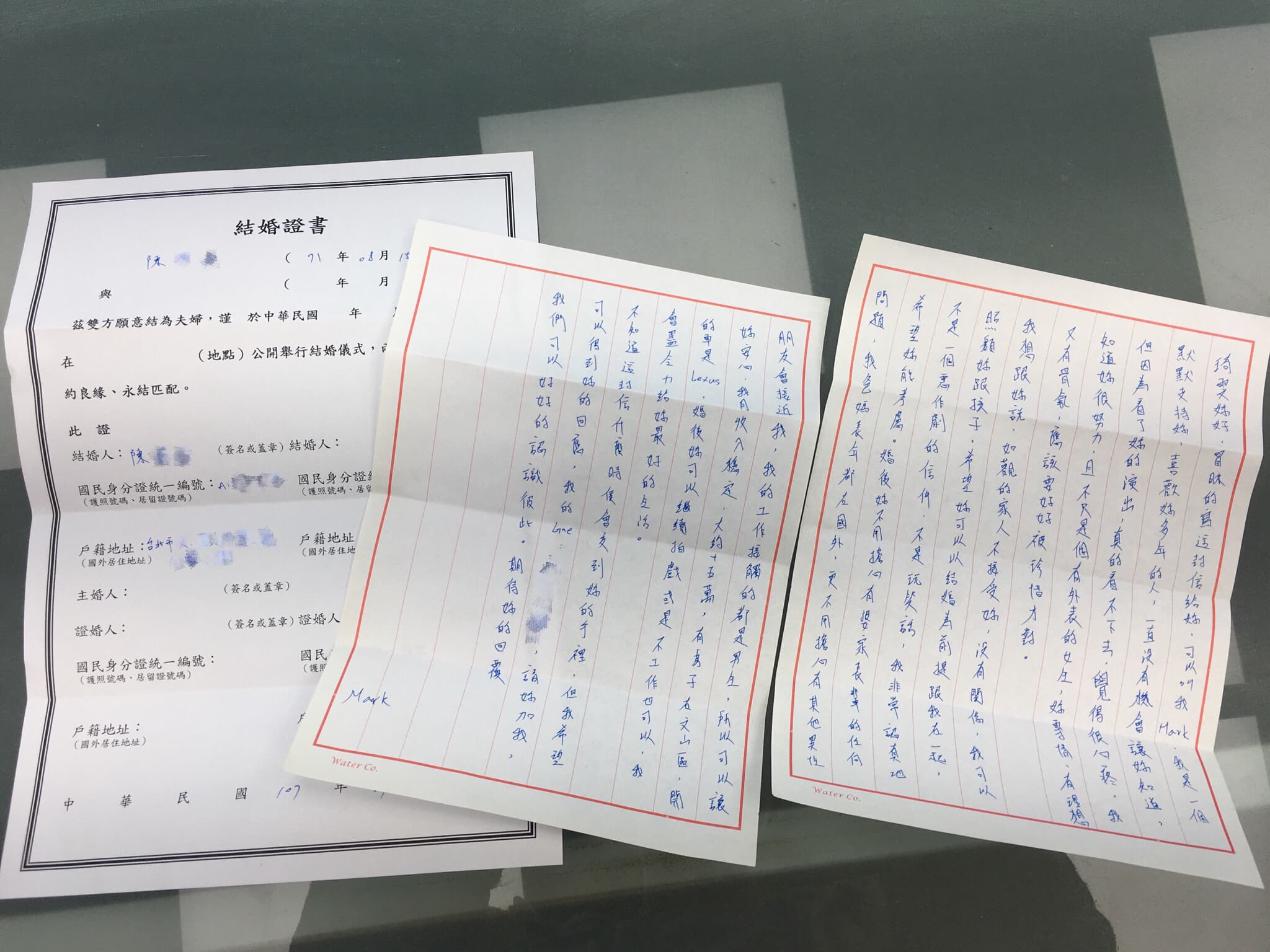 陳姓粉絲寄出結婚證書與情書，向邱琦雯示愛。（艾迪昇傳播提供）