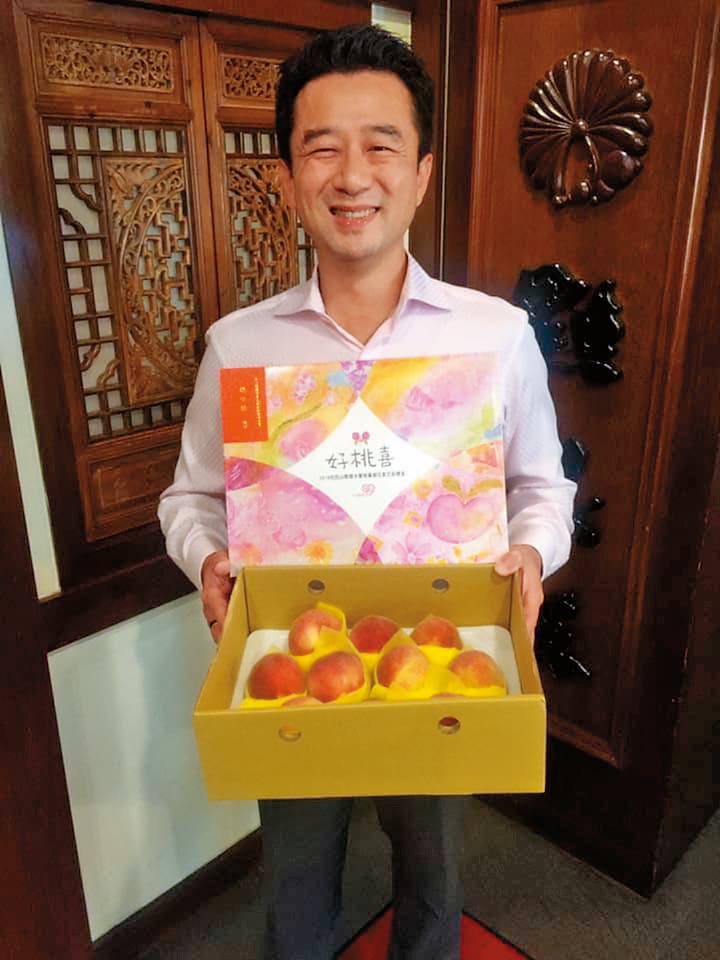 今年45歲的趙士懿，曾與知名航空公司千金戴嘉禎、Ella交往，戀情都無疾而終，至今仍是黃金單身漢。	（翻攝自趙士懿臉書）