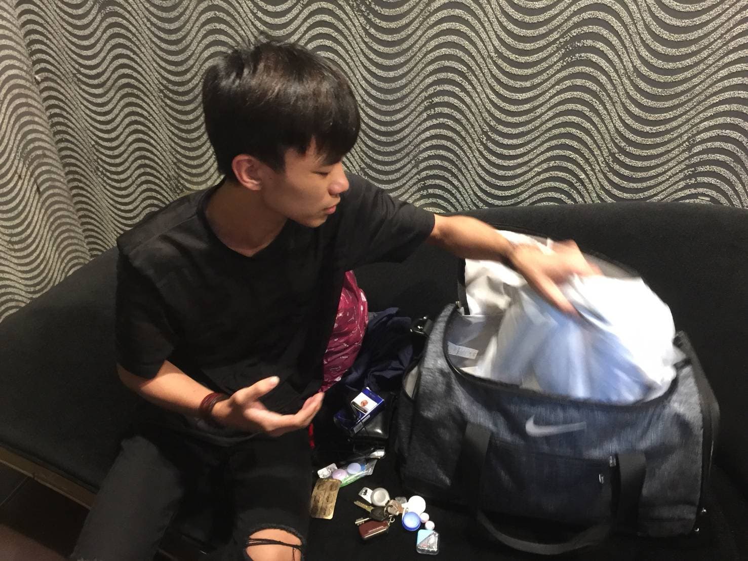 警方在汽車旅館另一間房間內發現改造手槍及大麻等毒品，以及另名涉嫌人張姓嫌犯。