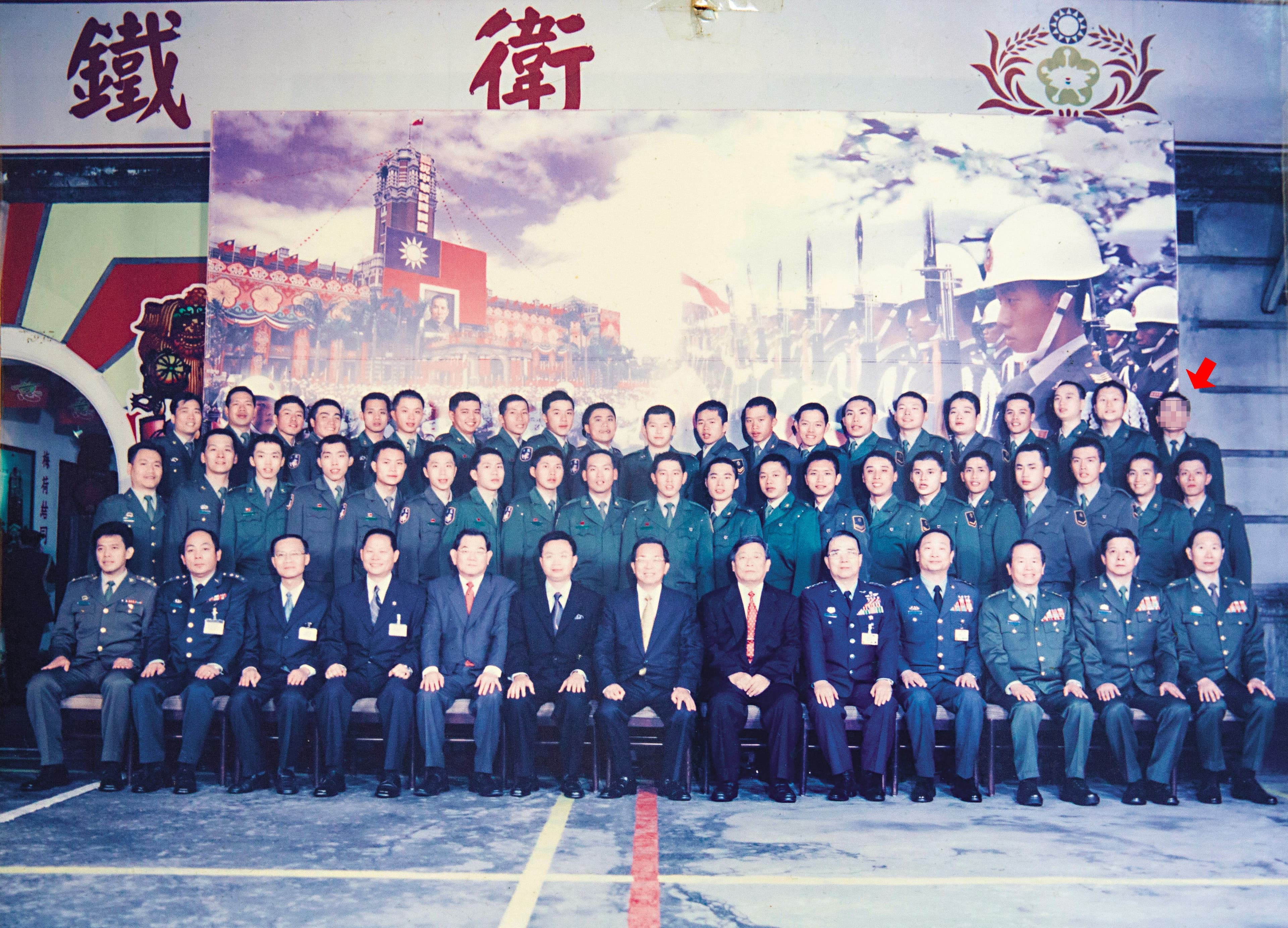 林姓少校（箭頭者）曾是傑出軍人，擔任過總統府鐵衛隊隊長一職。圖為鐵衛隊與時任總統的陳水扁合照。（讀者提供）