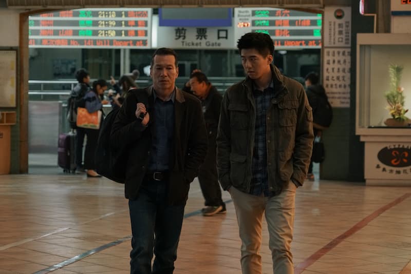 黃仲崑（左）與傅孟柏飾演的父子，一起前往日本探索家族疑雲。（積木影像提供）