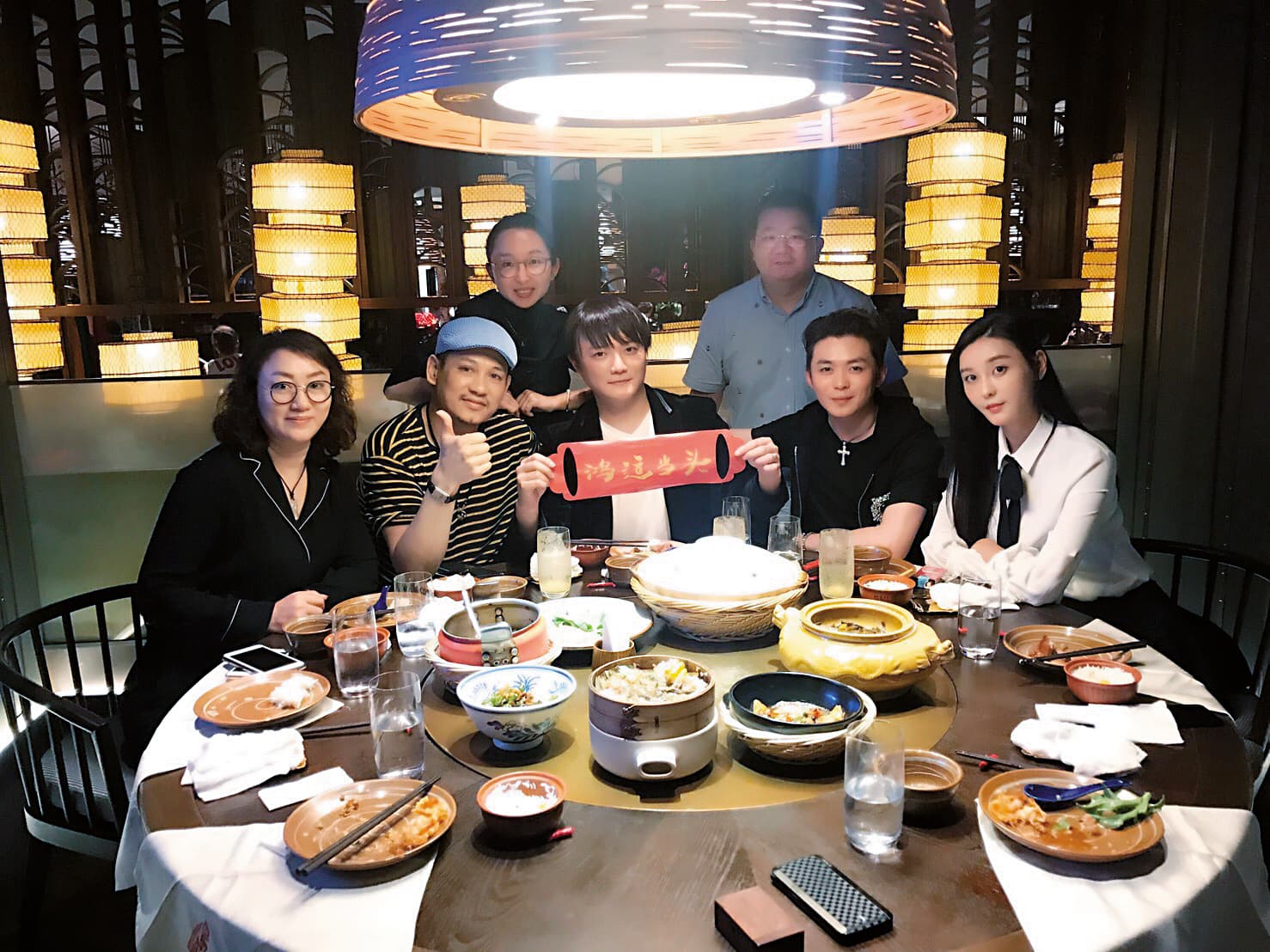阿沁（前排中）與文國洋（前排左二）與大陸投資方吃飯，更藉此表示要成立UTS音樂學院的決心。（文國洋提供）