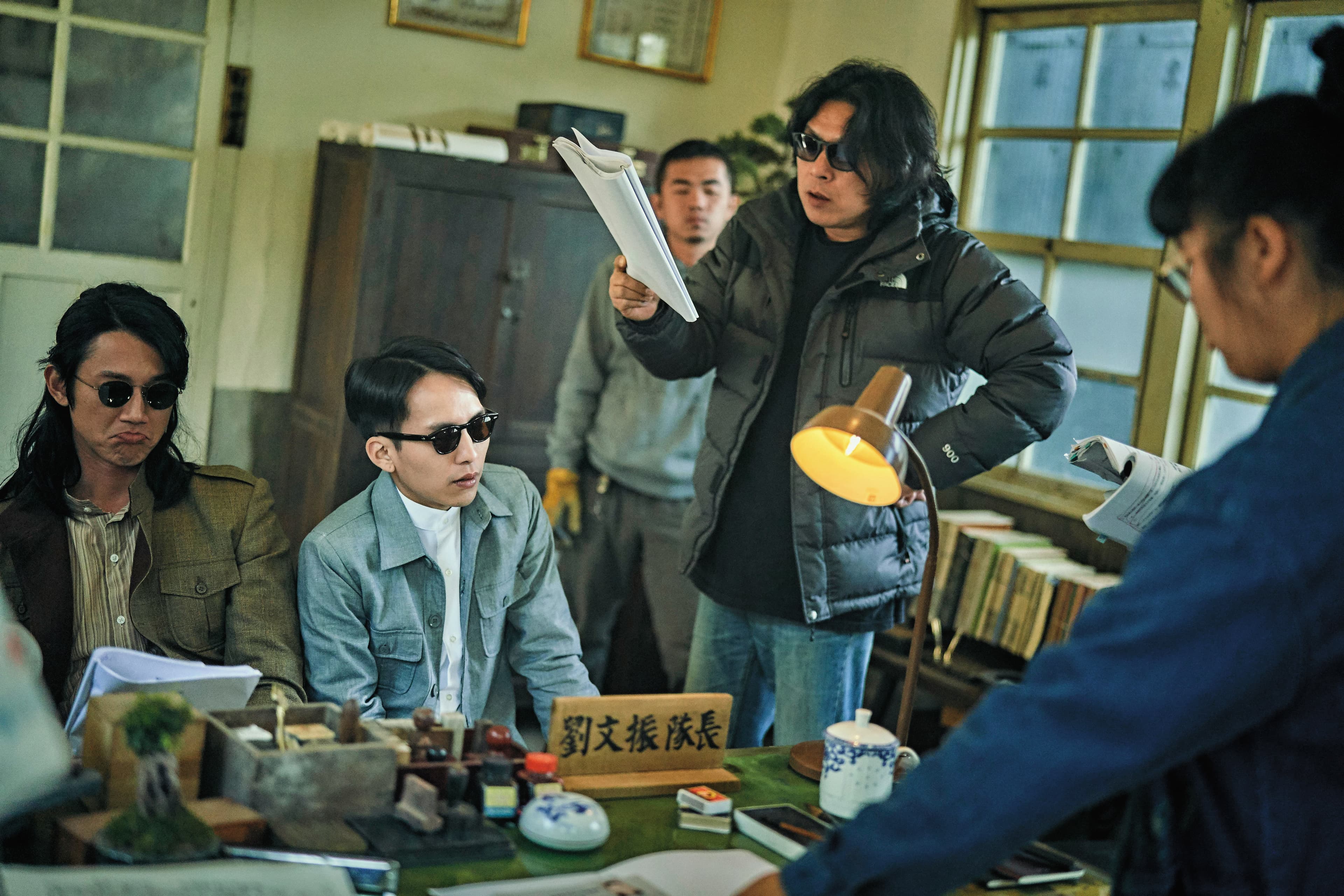 許肇仁（右二）運用演員特色，在有限時間下讓吳慷仁（左一）、巫建和（左二）充分發揮演技。