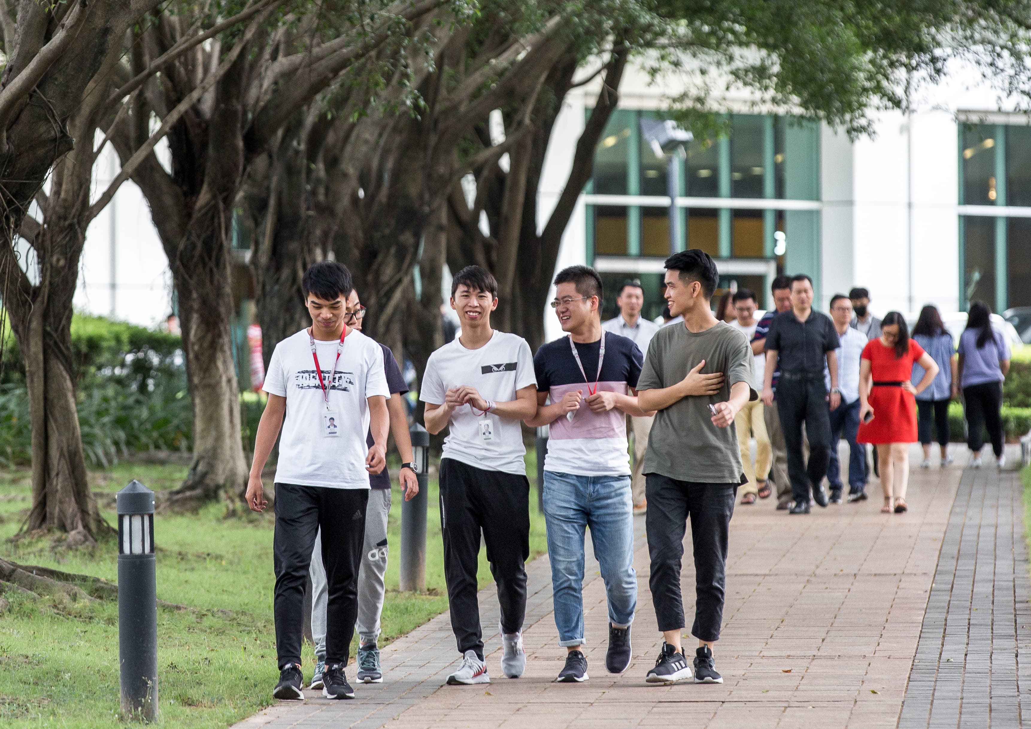 任正非曾說華為員工愛加班，其愛加班的原因是「分贓分得好」。