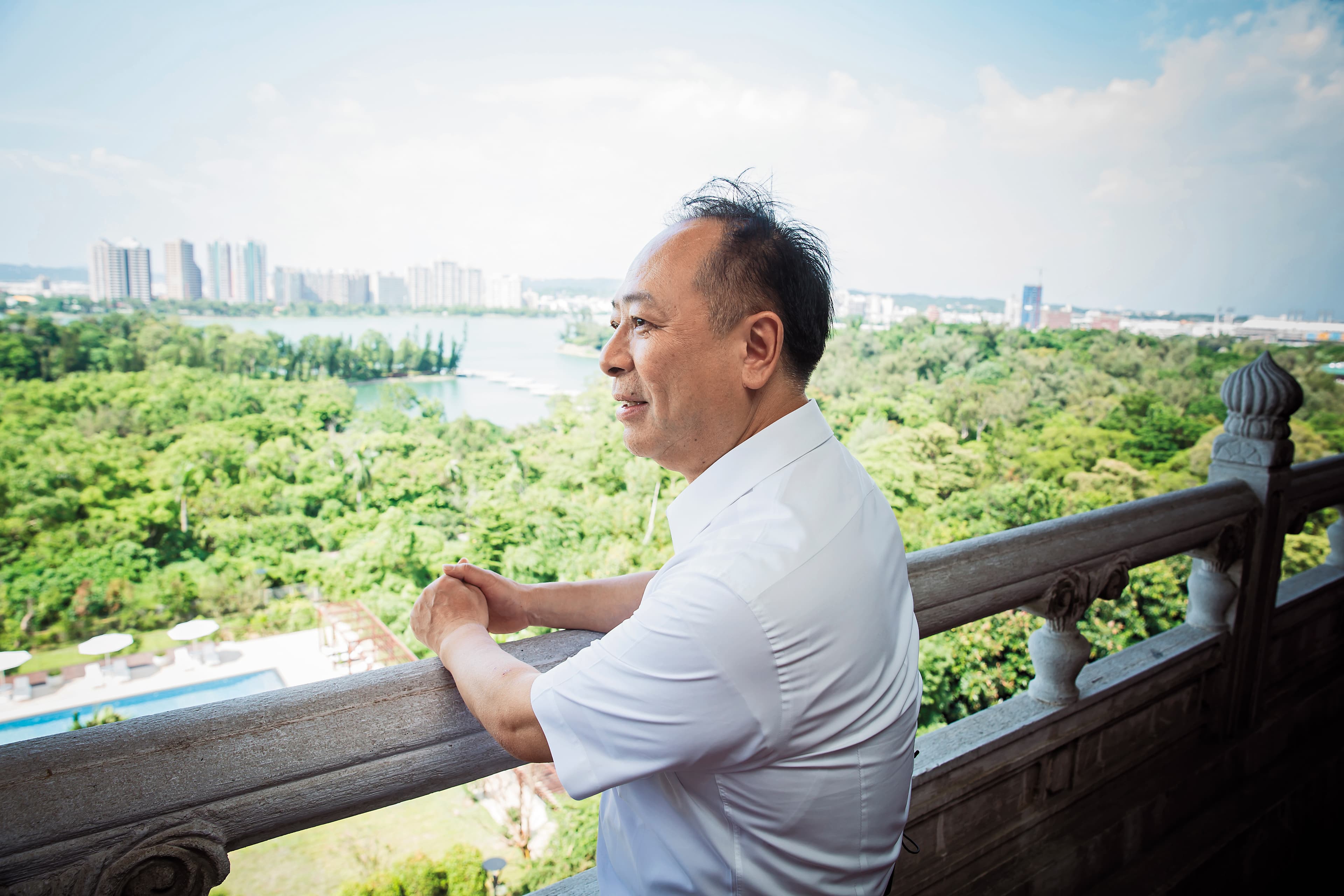 從5樓宴會廳外往下看，能俯瞰不遠處的澄清湖，張學舜最喜歡高雄圓山這處角落。