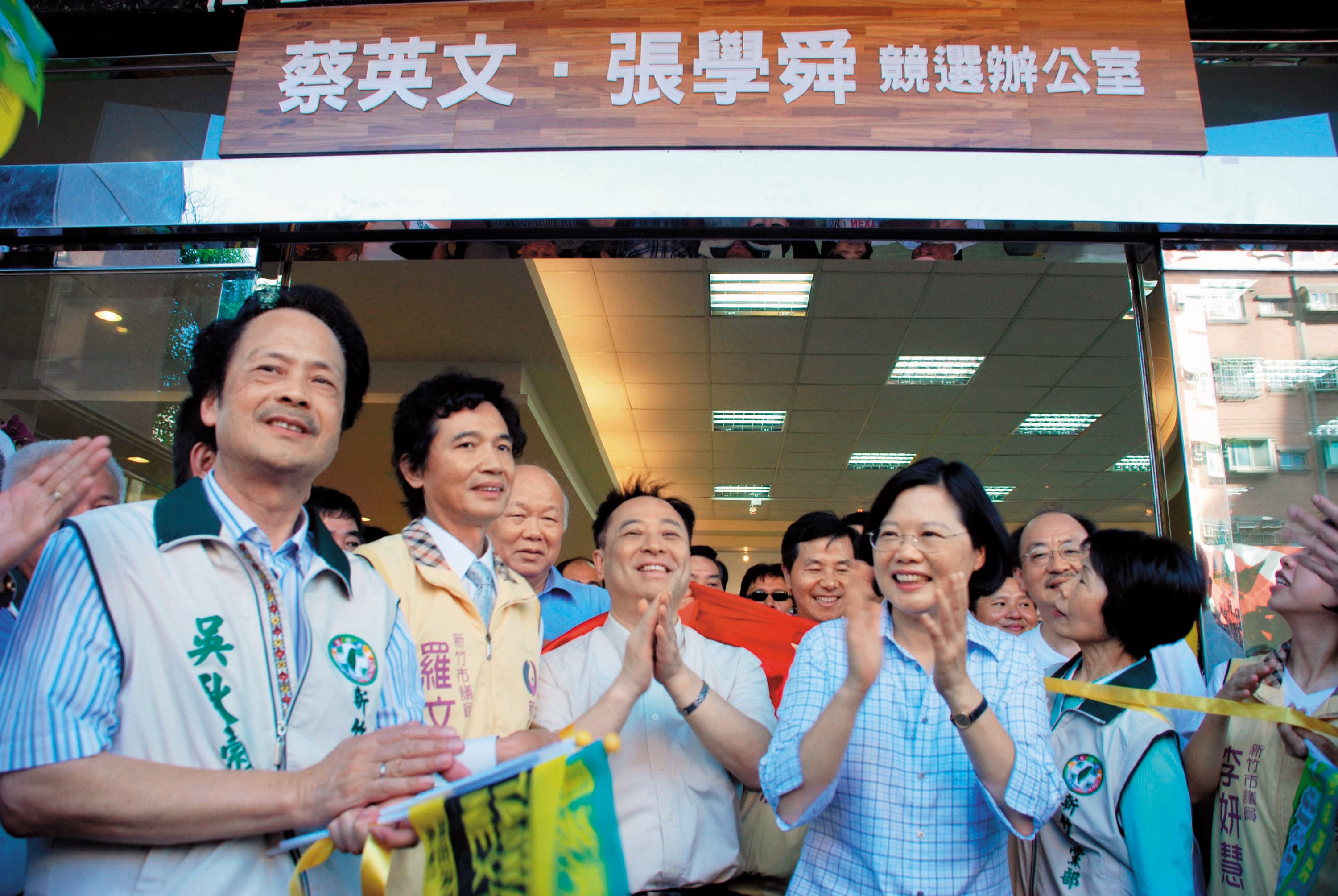 曾在總統選舉時為蔡英文（前右）拉得不少客家區選票，張學舜（前左）在政商界資歷深厚，對經營也很有想法。（中央社）