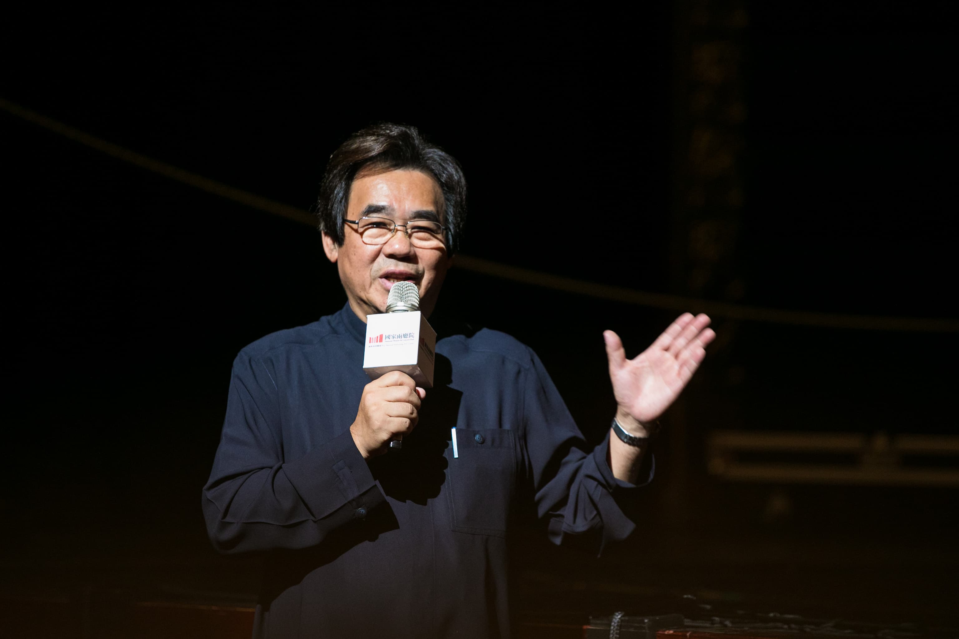 明華園戲劇總團藝術總監陳勝福表示《龍逆鱗》動員明華園三代演員，結合傳統手繪布景與3D動畫新科技，會帶給觀眾新體驗。（國家戲劇院提供）