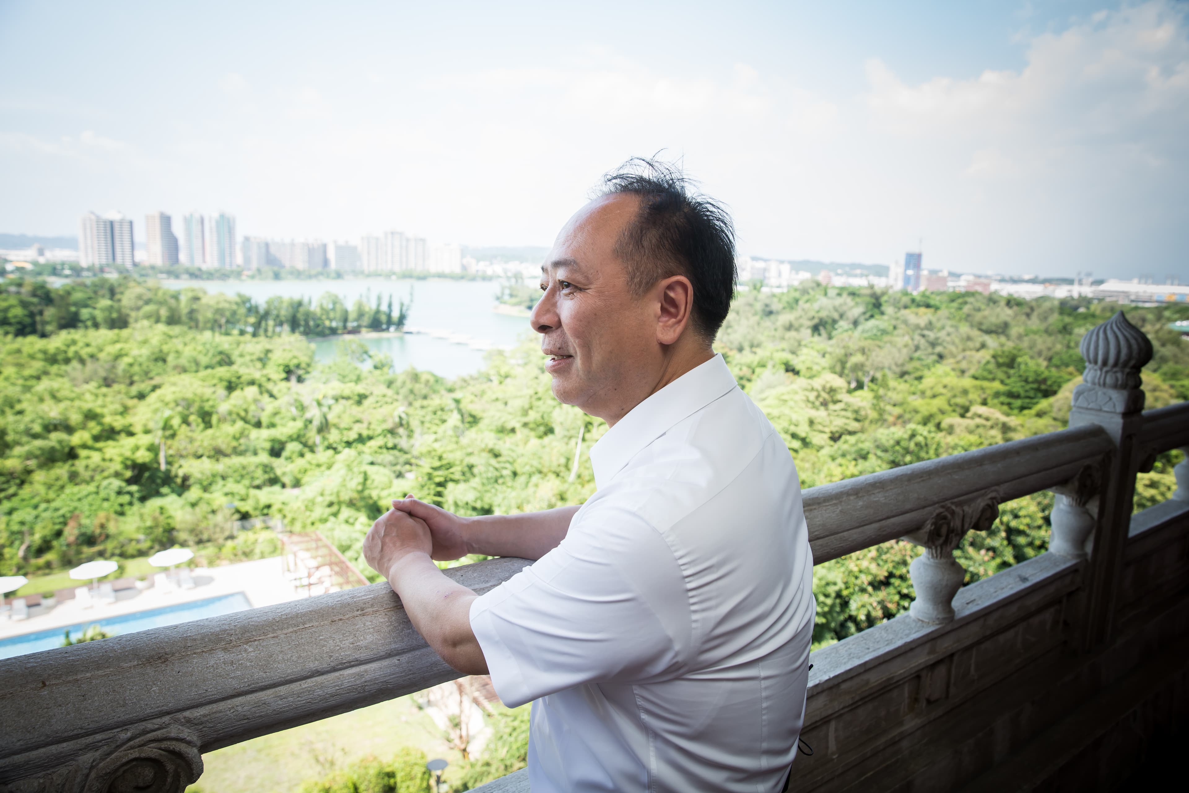 強調從5樓宴會廳外往下看，能俯瞰不遠處的澄清湖，張學舜最喜歡高雄圓山這處角落。