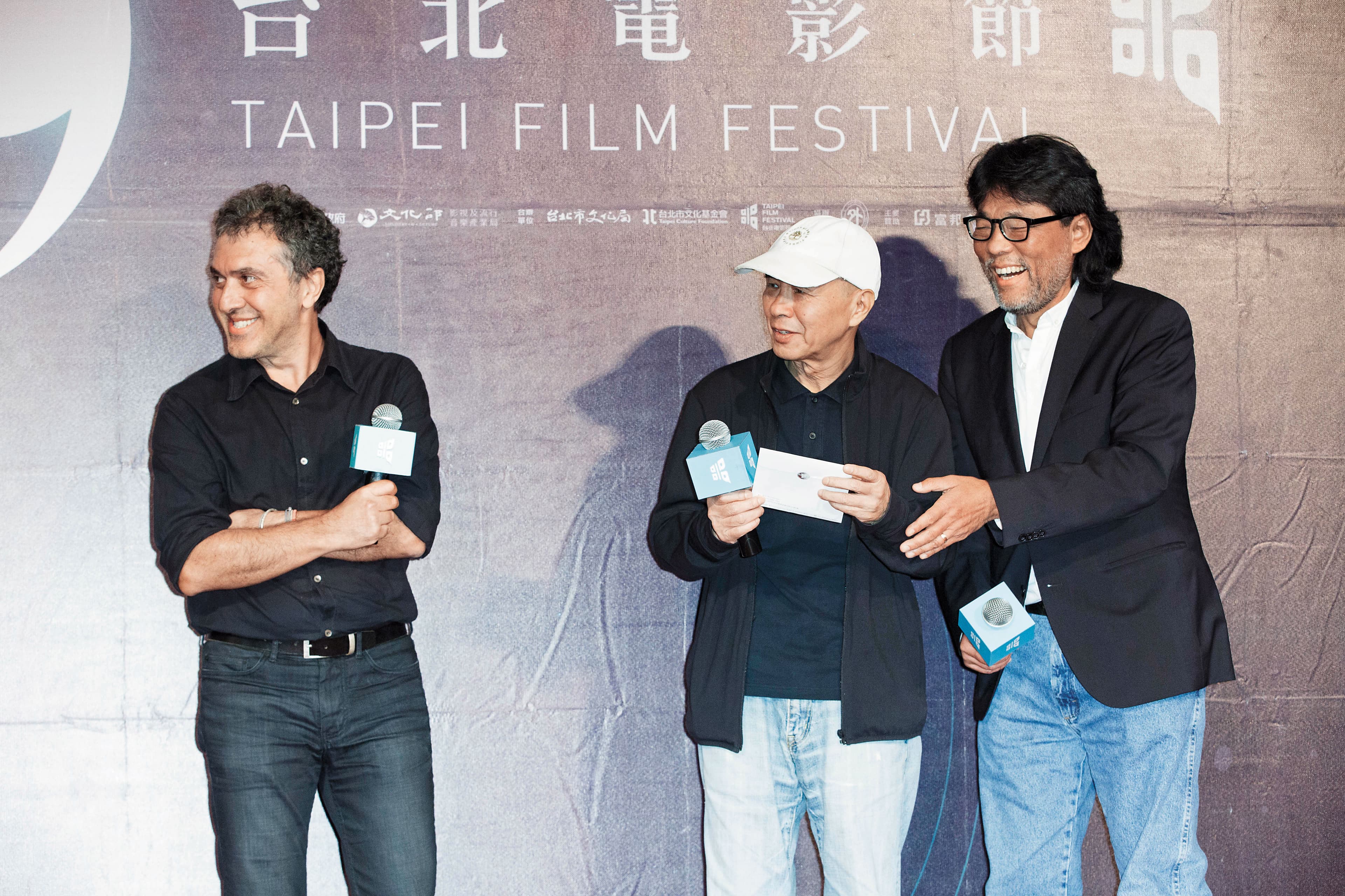 2017台北電影節「國際新導演競賽」頒獎典禮，主席李屏賓（右）和導演侯孝賢（中）上台頒獎。