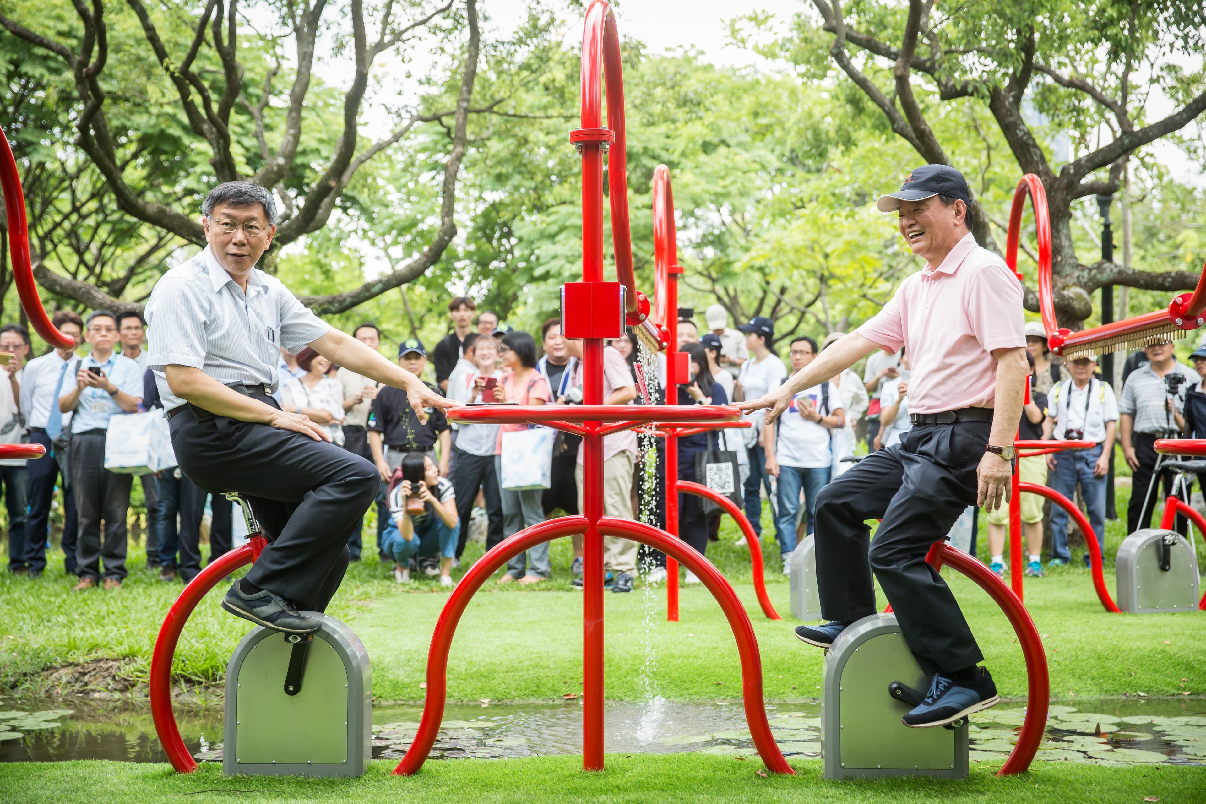 林敏雄日前和柯文哲合體，一同試騎大安森林公園內的活水飛輪。