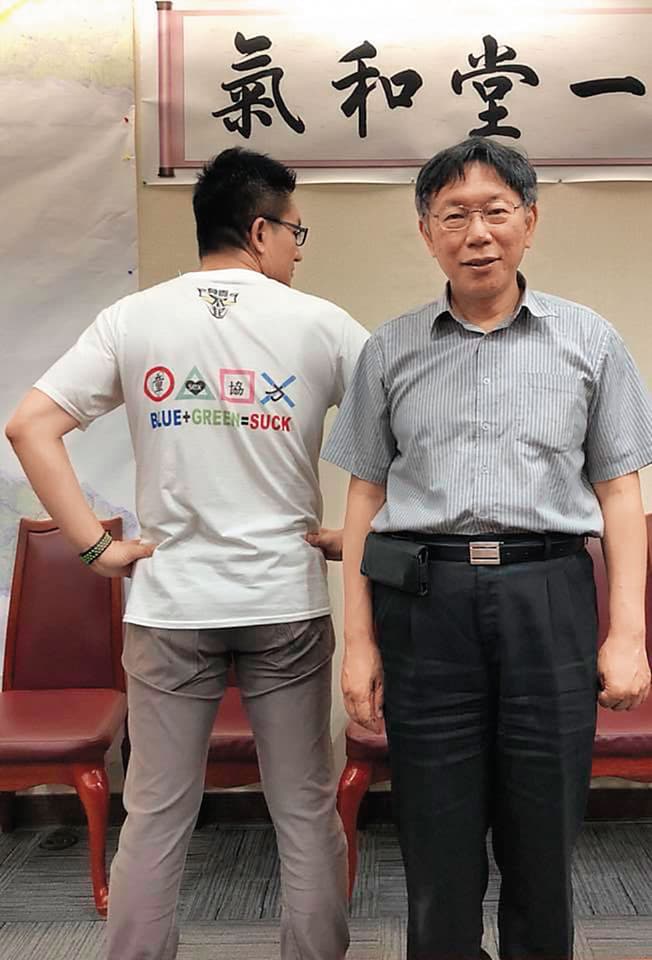 童仲彥與台北市長柯文哲交情不錯，2人經常合照。（翻攝童仲彥臉書）