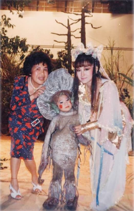 周遊（左起）、扮演「靈芝草人」的童星凱凱與潘迎紫一起合作電視劇《靈山神箭》，是6年級的共同話題。（周遊提供） 