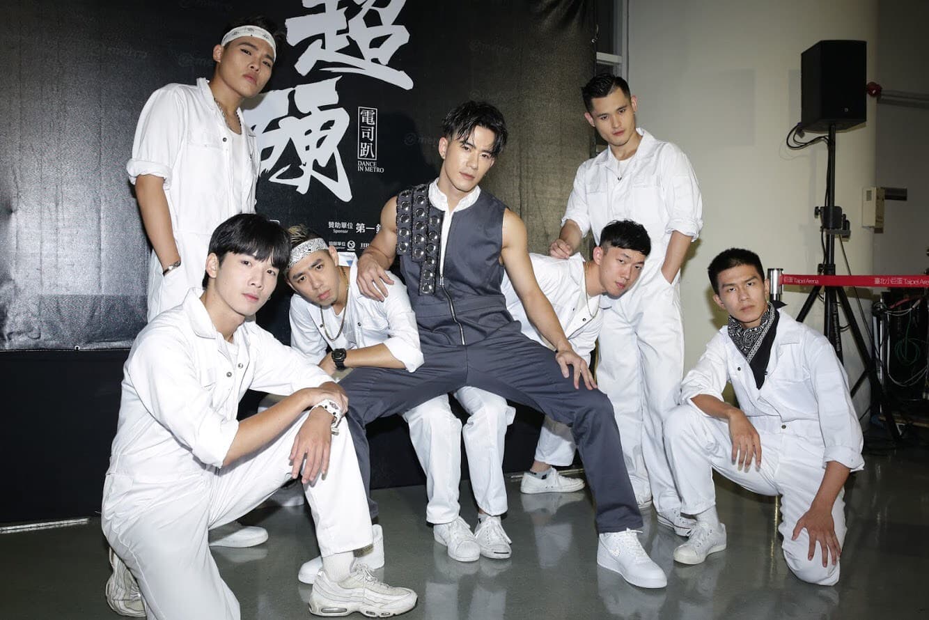 身材精壯的JR，帥氣舞姿也非常吸睛。