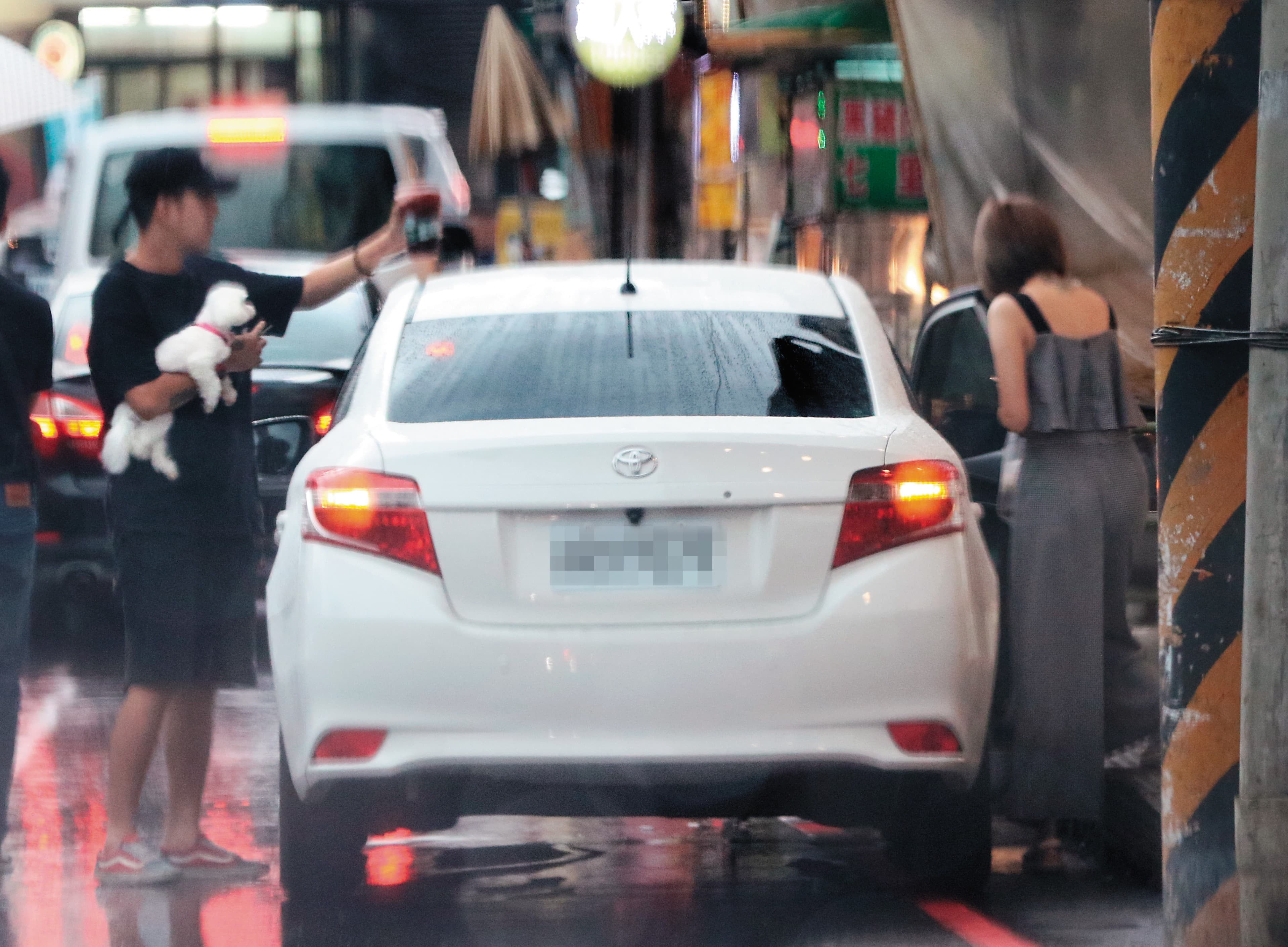 兩人約會到傍晚，嘎嘎抱著狗走出店外，新女友也跟著上了車，再一同返回到同居住處。