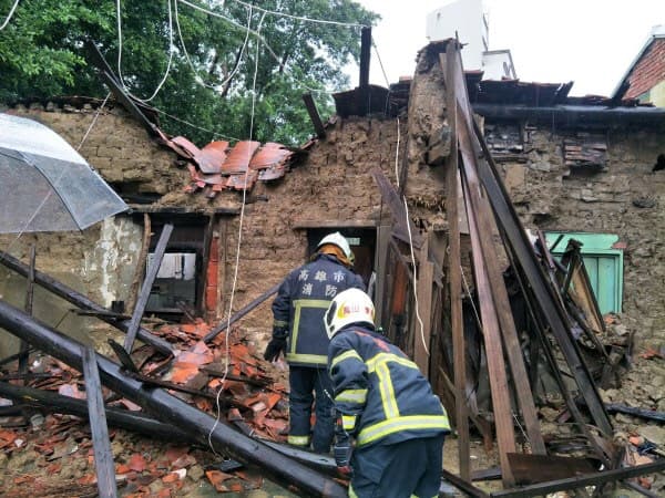 氣象局數據顯示，高雄雨勢短短幾小時雨量即達300毫米，鳳山一棟老舊平房也經不起大雨侵襲，應聲塌陷。（警消提供）