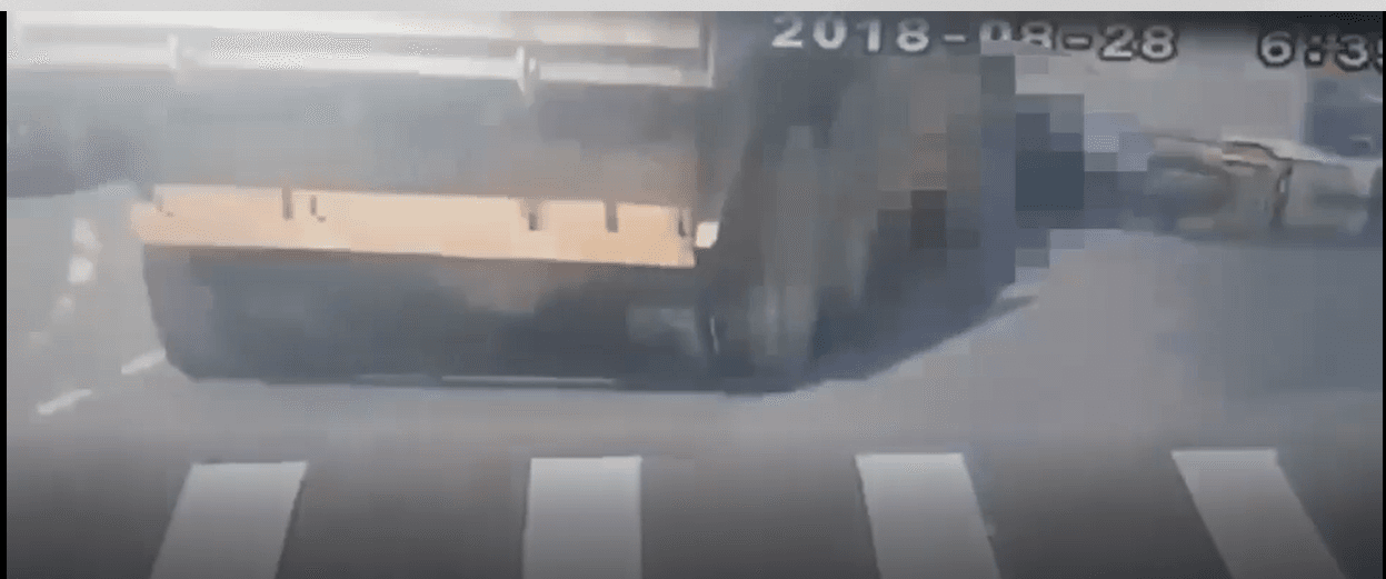 詹男自摔遭到後方的大貨車輾爆頭，當場死亡。（翻攝畫面）