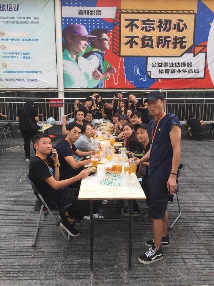 源活製作的楊丞琳演唱會，團隊在成都場館外放飯，場面歡樂如同野餐。（翻攝自源活娛樂臉書）