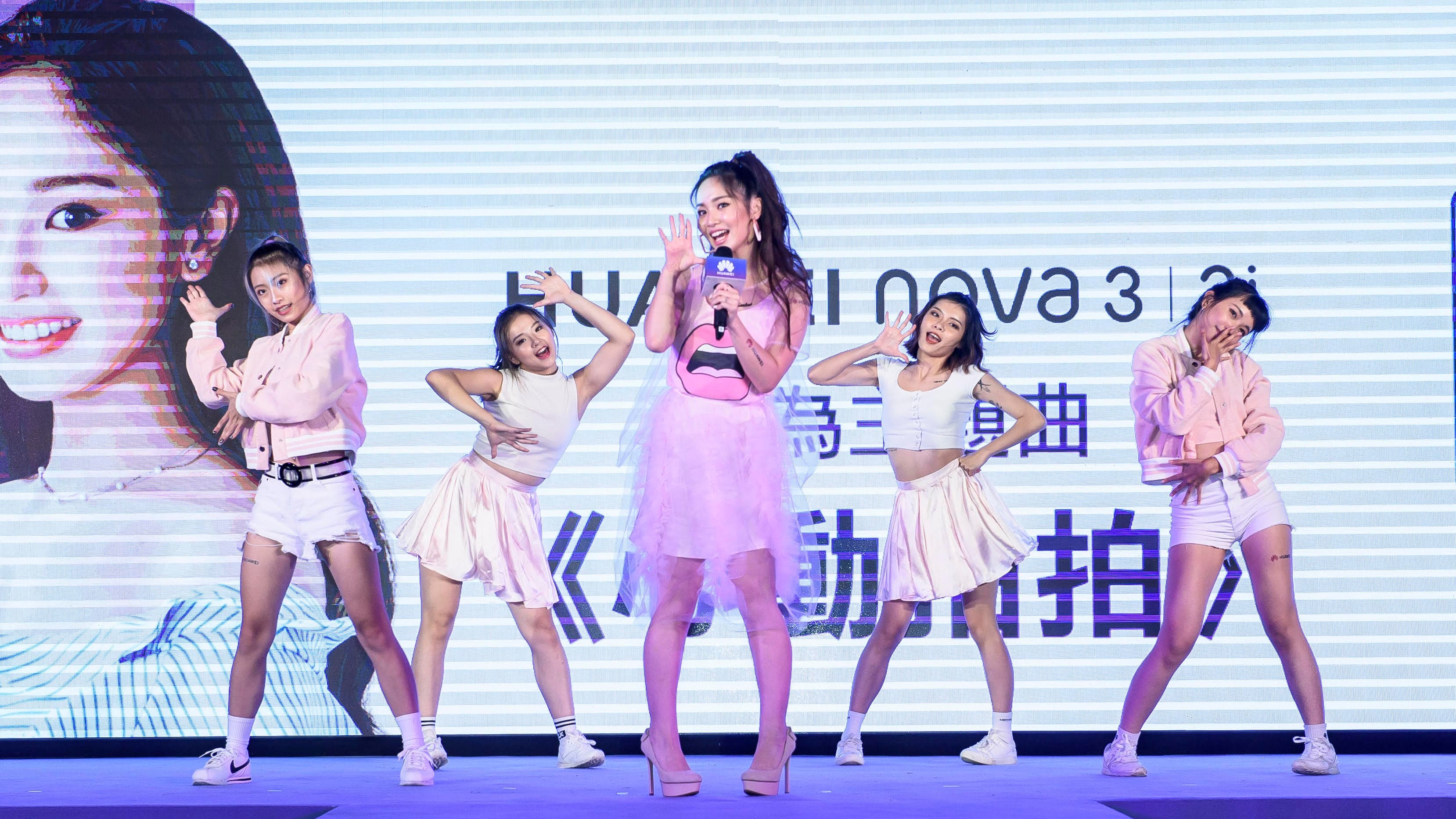 人氣攀升的陳芳語演唱手機主題曲，配上可愛手勢青春無敵。（華為提供） 