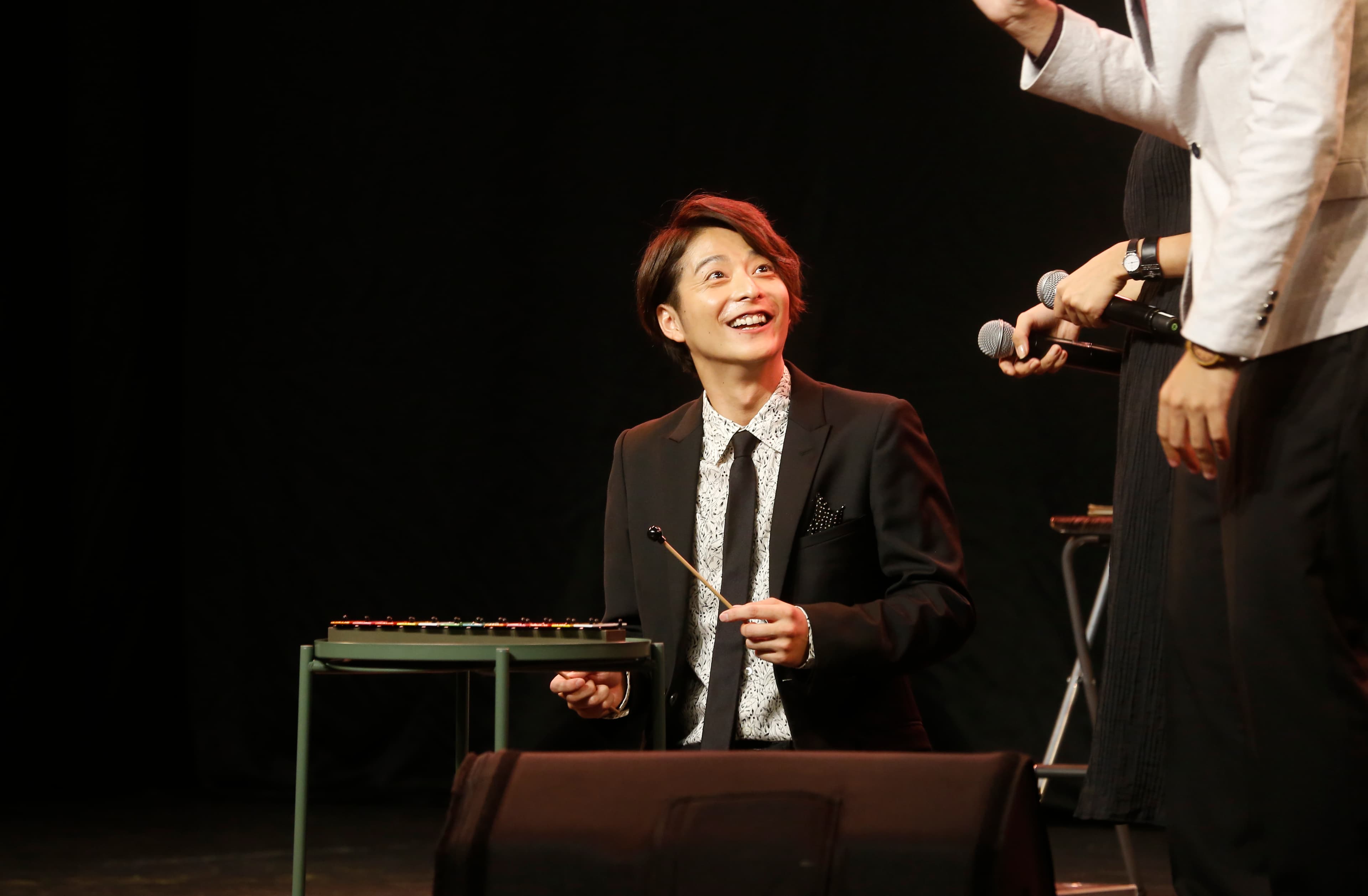 小池徹平在9月份台北見面會上以鐵琴敲出歌曲，一邊喊「好難！」卻彈得很不錯，贏得掌聲。