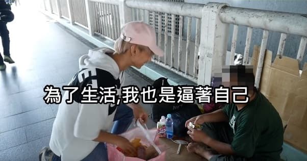 小玉到超商購買三萬多的物品分送給街友。（翻攝自小玉Youtube）
