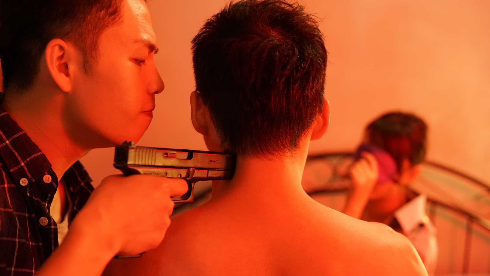 李鴻其被石頭逼瘋了拿槍反擊。（牽猴子提供）
