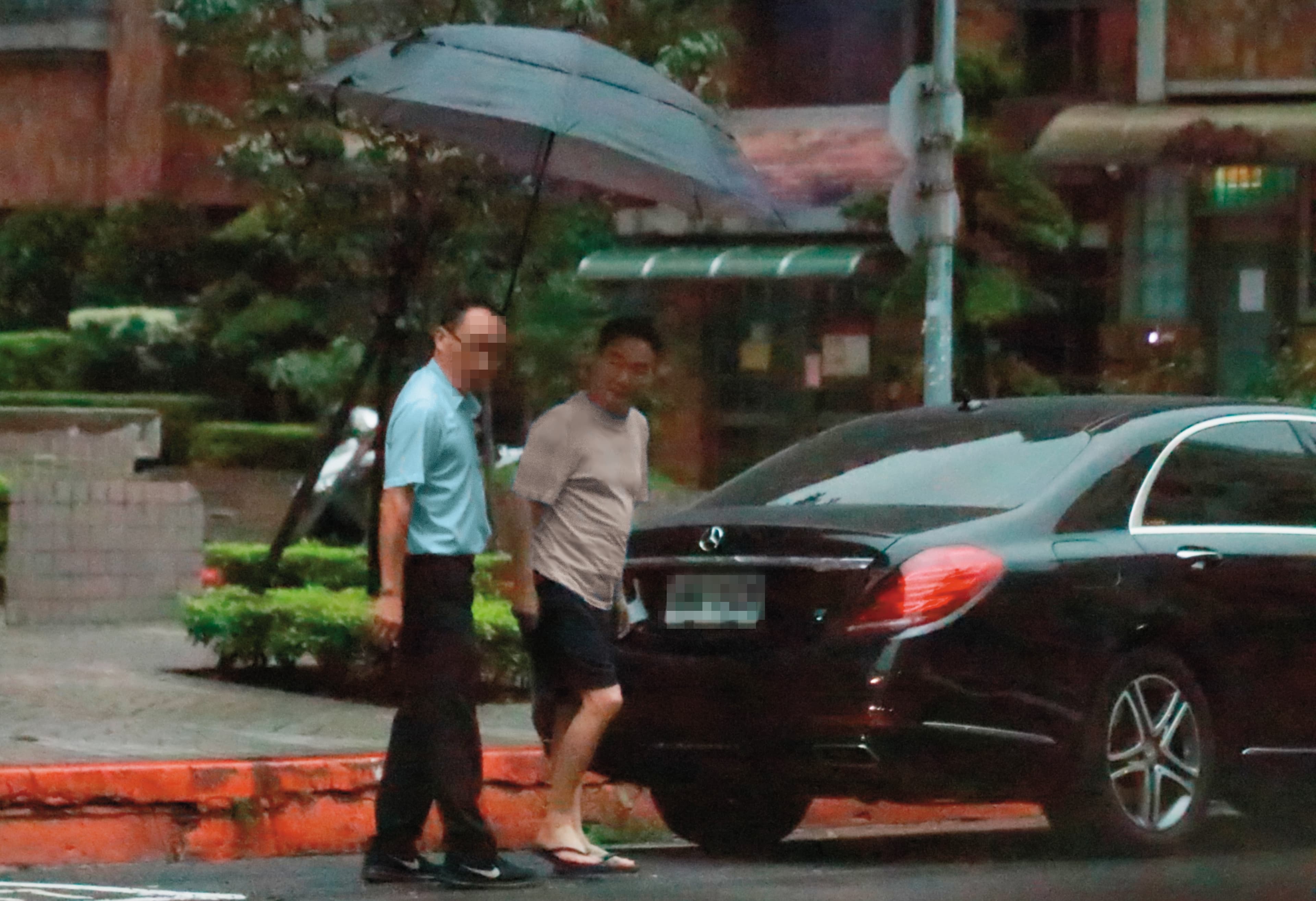 本刊多日直擊鄭文逸（右）在台身影，平常喜歡穿夾腳拖、著輕便服裝逛街。