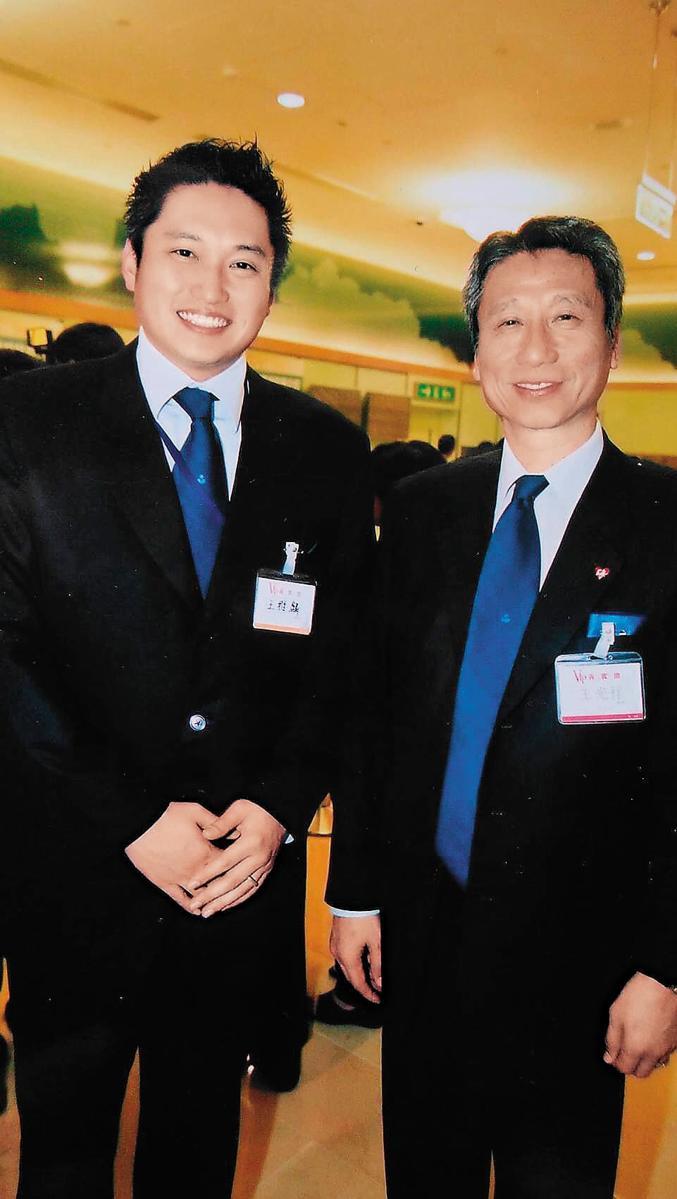 三圓建設董座王光祥（右）白手起家，近年來已開始布局由兒子王雅麟（左）接班。（周嘉華攝）