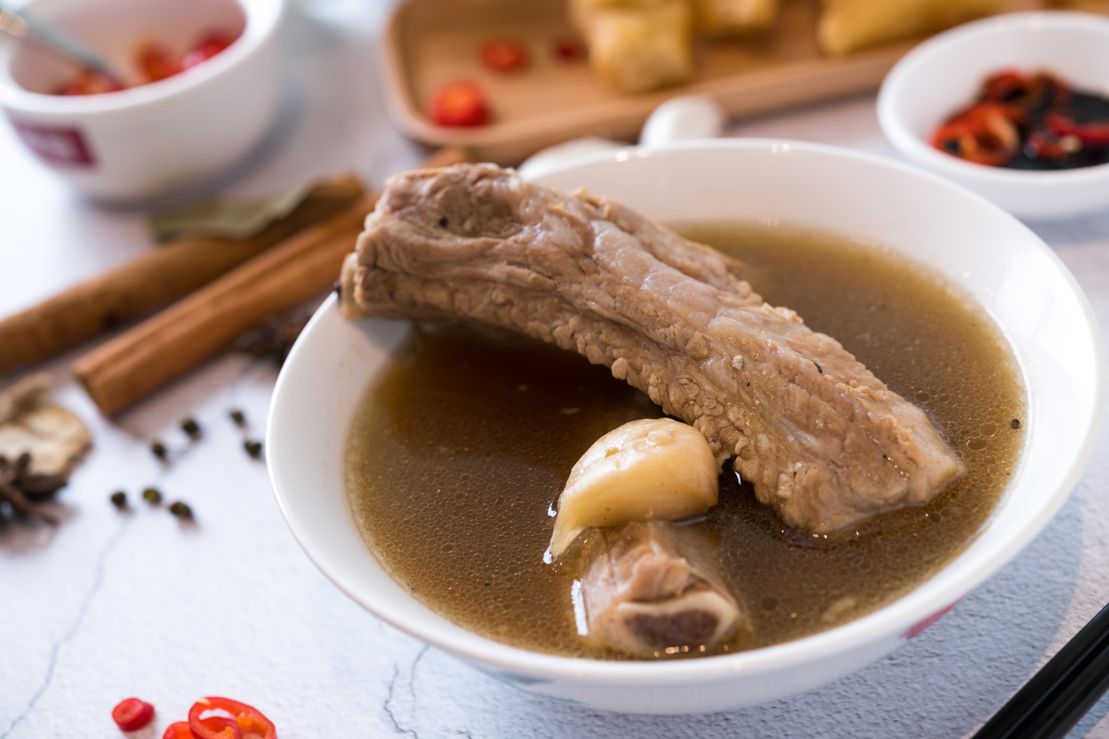 新加坡的潮汕式肉骨茶胡椒香氣較重。（本刊資料照）