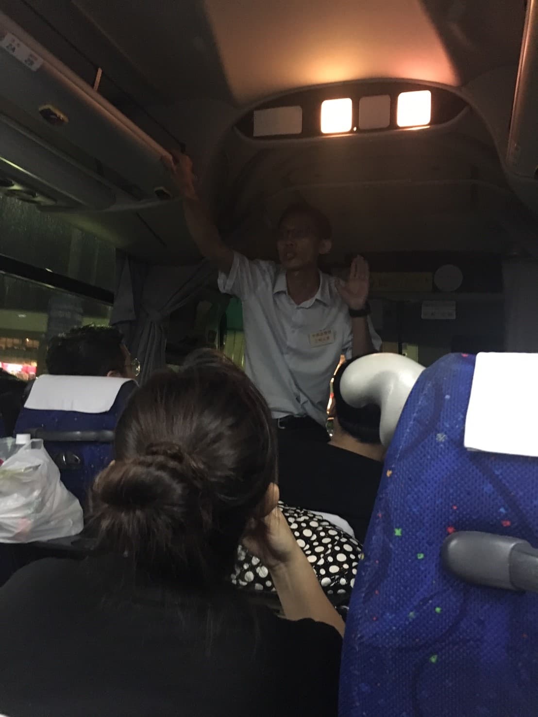 巴士上有負責人向中國旅客解釋疏散情況。（民眾提供）