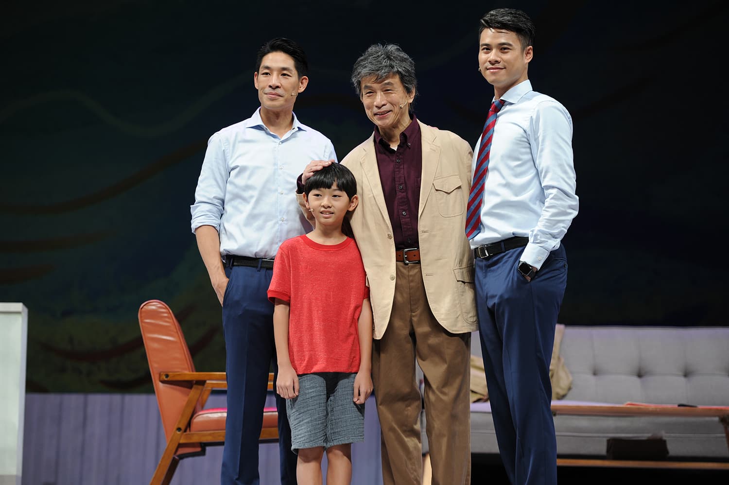 《小兒子》主要演員藍鈞天（左一）與吳定謙（右一）共飾一角，陳玄家（左二）飾演小時候的小兒子與李天柱（右二）精彩對戲。