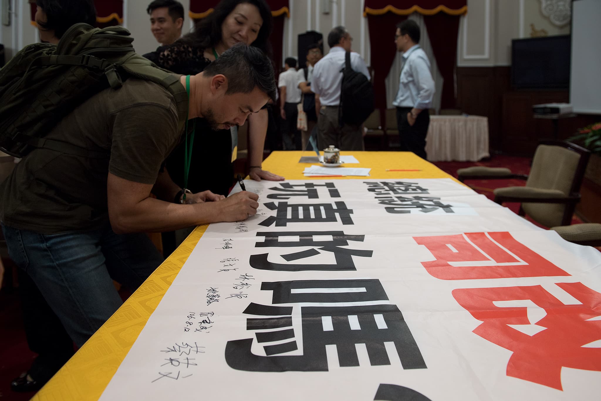 2016年，黃致豪參加總統府司法改革國是會議籌備委員會，同組有支持死刑的王薇君，以及被害者代表小燈泡的媽媽王婉諭。