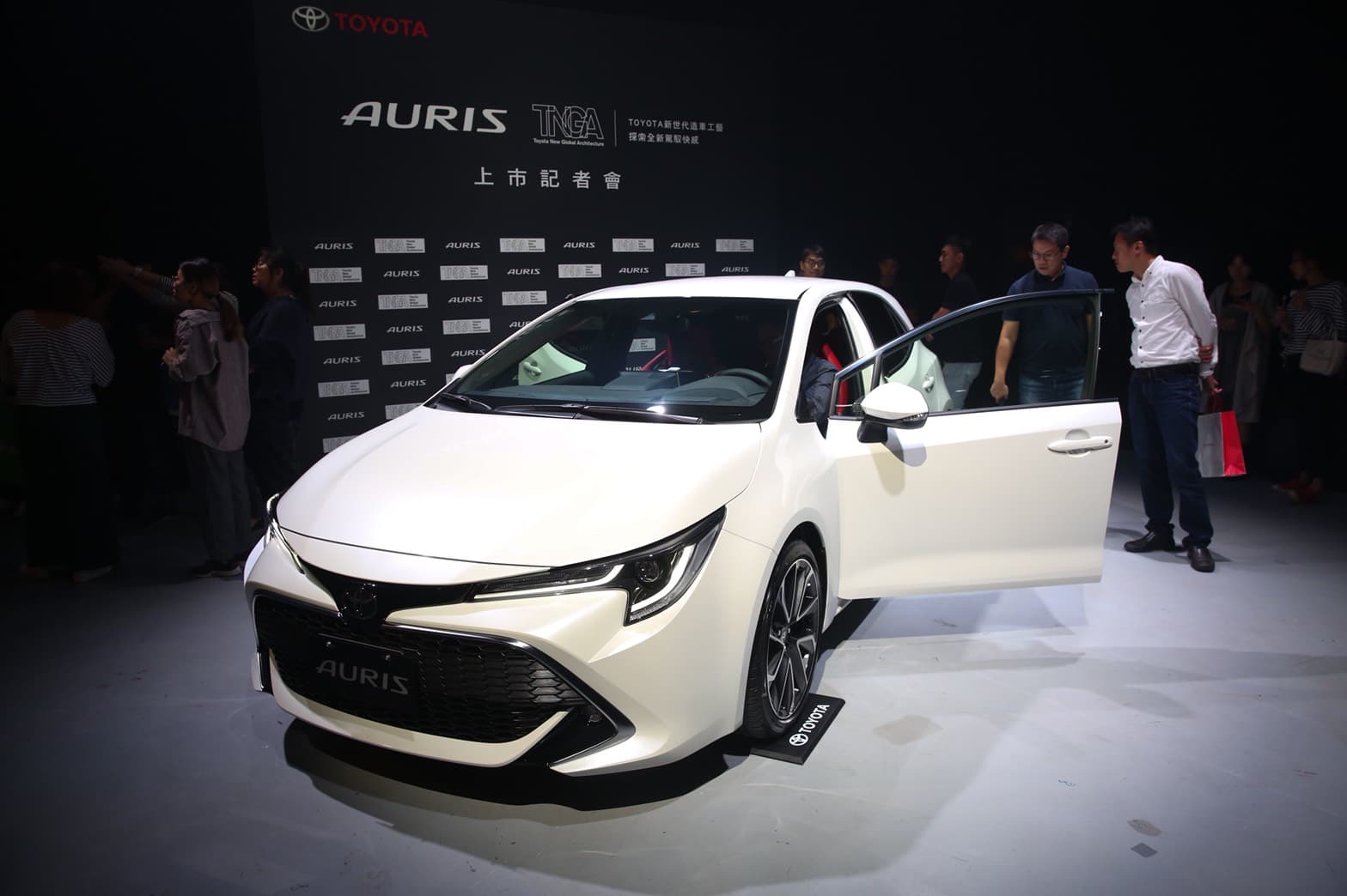 Auris全車系配備「Toyota Safety Sense」系統，具有主動定速系統、主動煞車、車道偏移等。